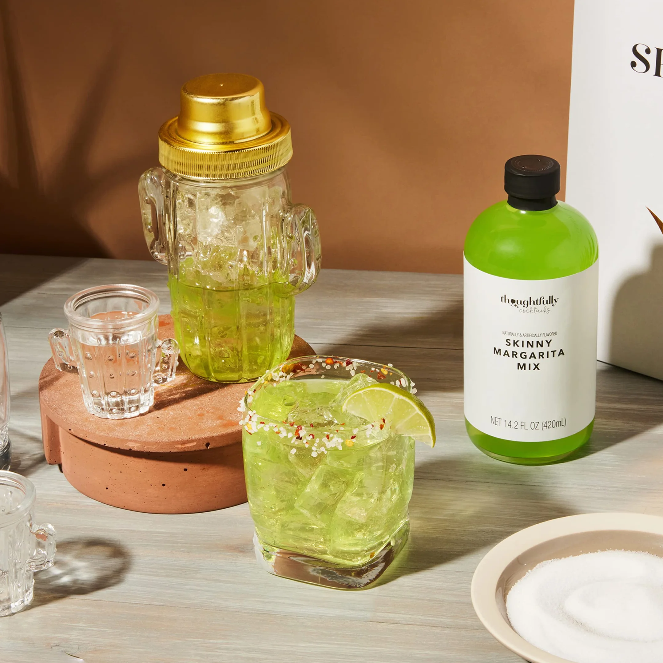 Thoughtfully Skinny Margarita Cocktail Gift Set Zestaw koktajlowy, mieszacz do margarity w zestawie, szklany shaker w kształcie kaktusa, 2 kieliszki w kształcie kaktusa, 2 sole smakowe, bez alkoholu