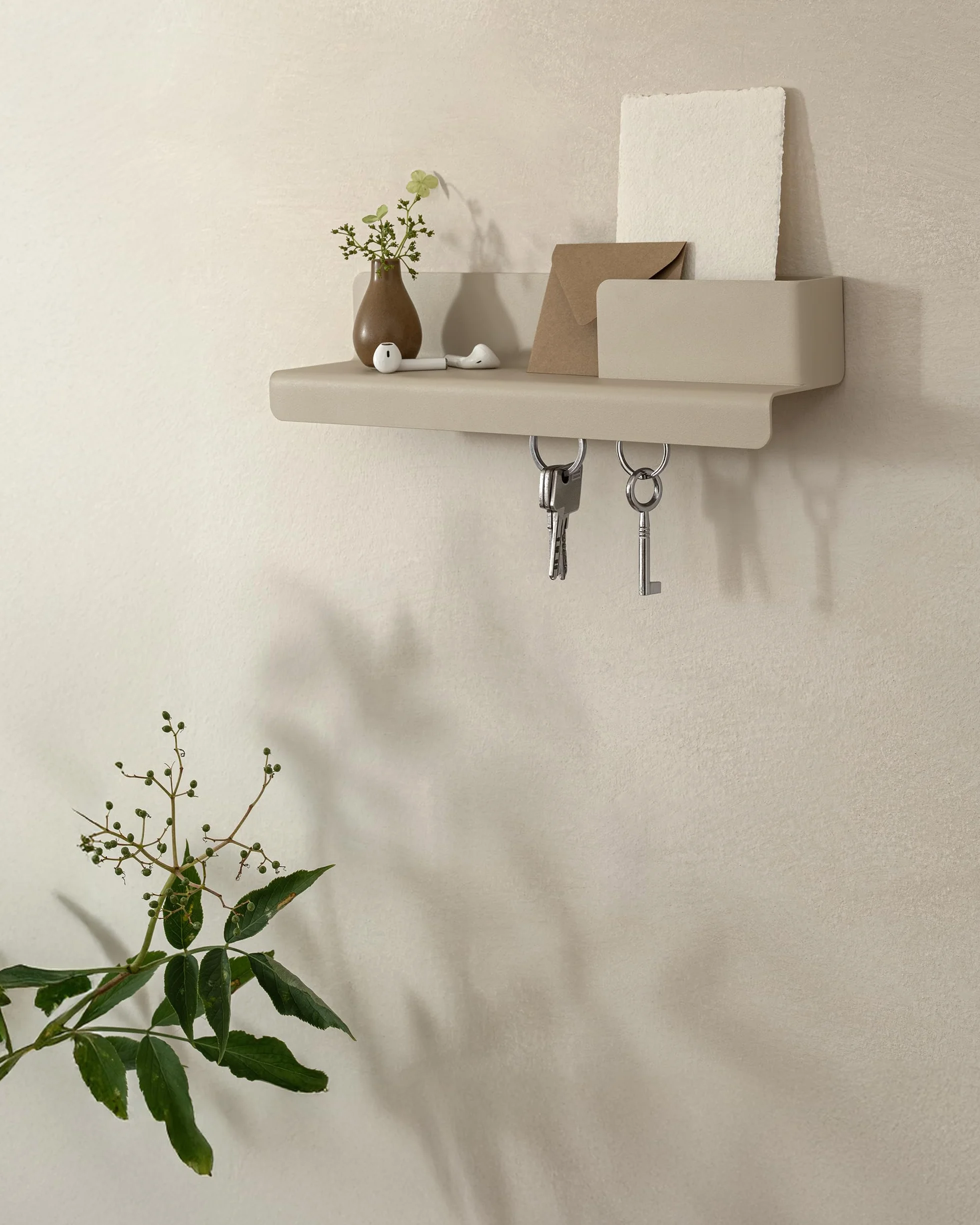 KAZAI. Wieszak na klucze 'Holmsen' | Minimalistyczny design wieszaków na klucze z Berlina | Nowoczesny uchwyt z metalową półką | Tablica jako mebel przedpokoju na ścianę | Taupe Piaskowy