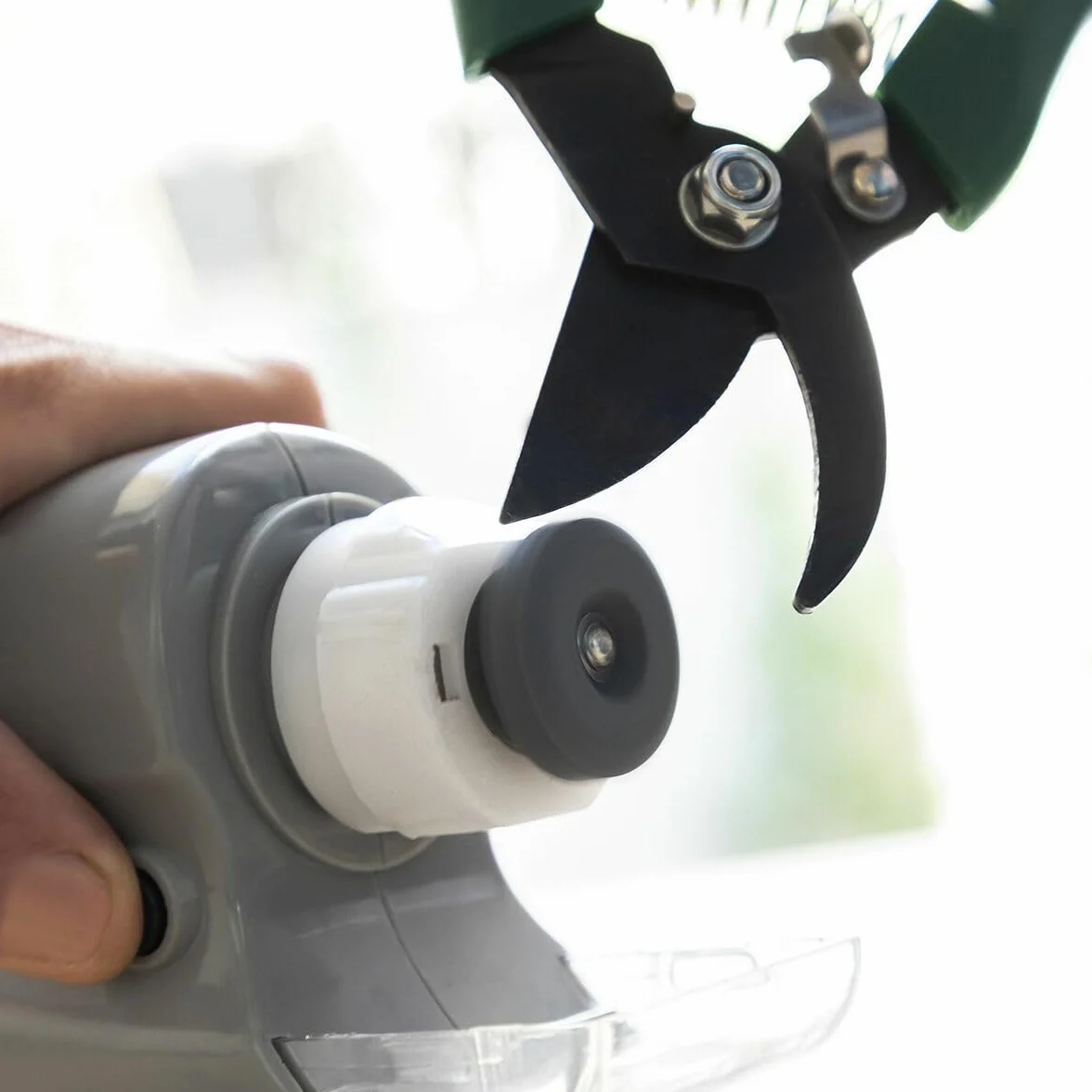 InnovaGoods® Elektryczny wielofunkcyjny ostrzak 6 w 1 ESharp, szybko i łatwo ostrzy Twoje noże i narzędzia, posiada 6 wymiennych głowic, idealny do użytku domowego i warsztatowego.