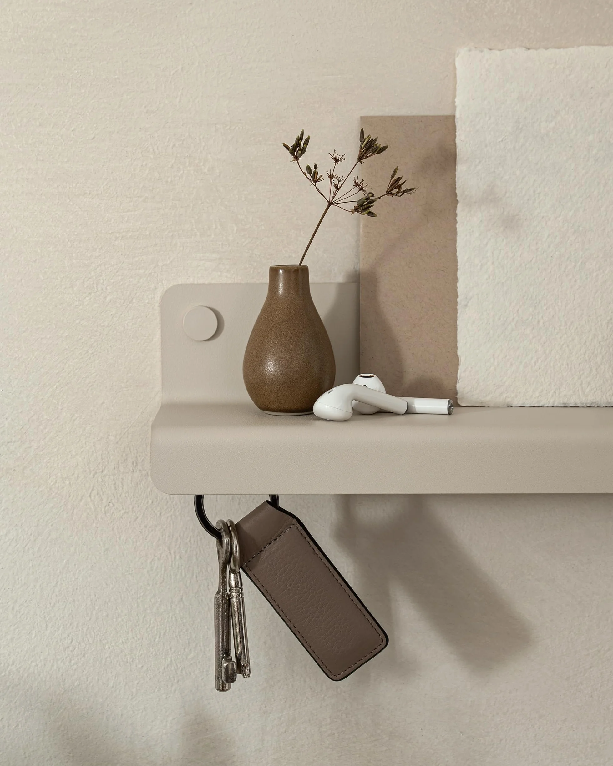 KAZAI. Wieszak na klucze 'Holmsen' | Minimalistyczny design wieszaków na klucze z Berlina | Nowoczesny uchwyt z metalową półką | Tablica jako mebel przedpokoju na ścianę | Taupe Piaskowy