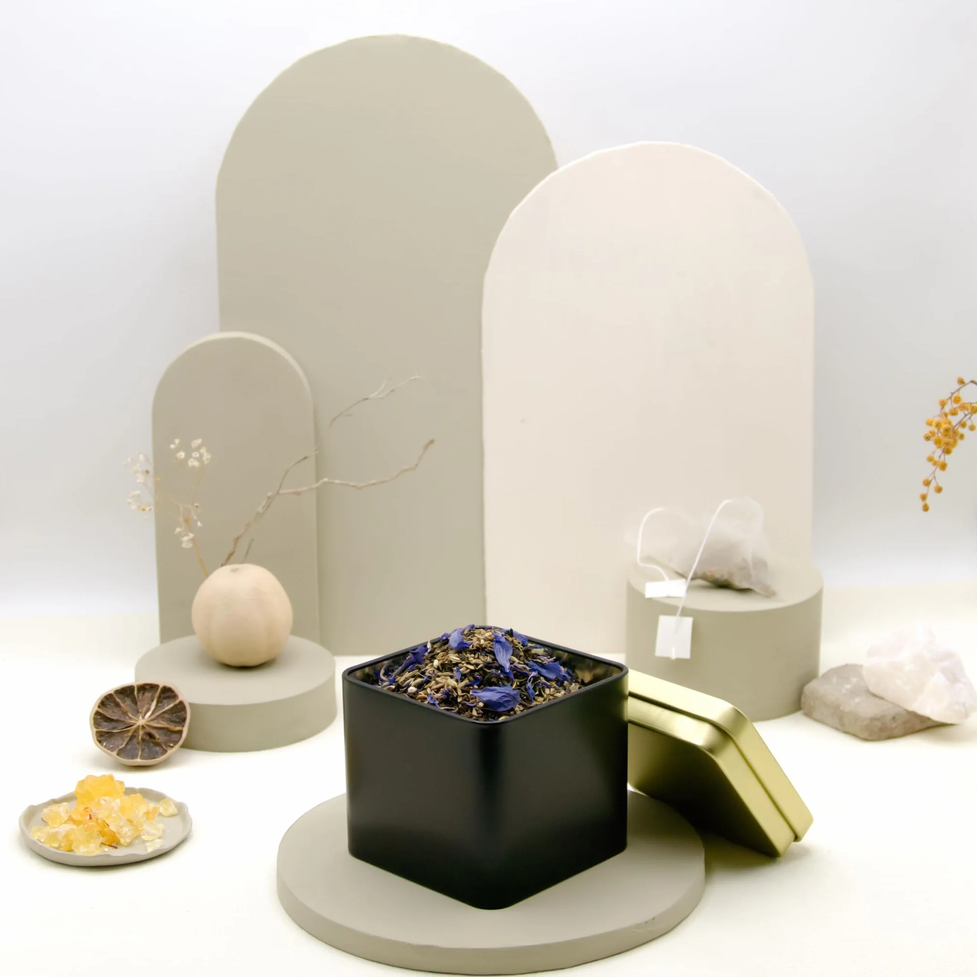6 x eleganckie prostokątne pojemniki na herbatę/zapasy na herbatę, czarno-złote, odporne na zapachy z metalu, każda na 150 g herbaty | 9 x 9 x 9 cm (wys. x szer. x gł.) | idealne również