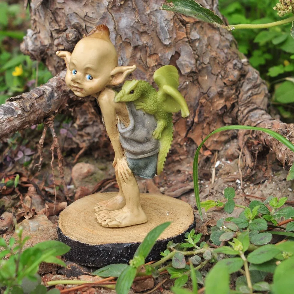 Top Collection Miniaturowa bajkowa statuetka ogrodowa i terrarium, ogrodowy elf Pixie z małym smokiem