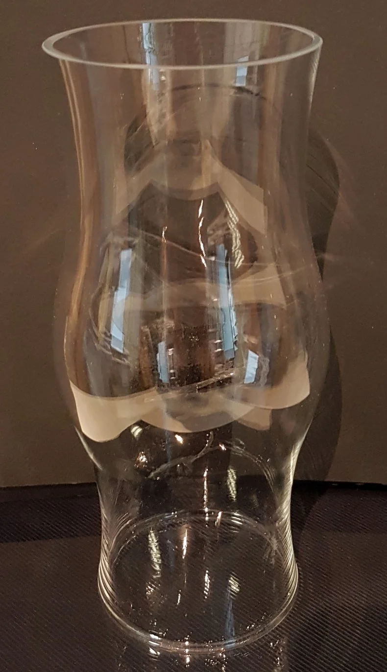 Lampion duży cylinder szkło przezroczyste bez dna otwór u dołu i u góry ok. 9 cm, wysokość ok. 22 cm, średnica najszerszego miejsca 10 cm, bez dna