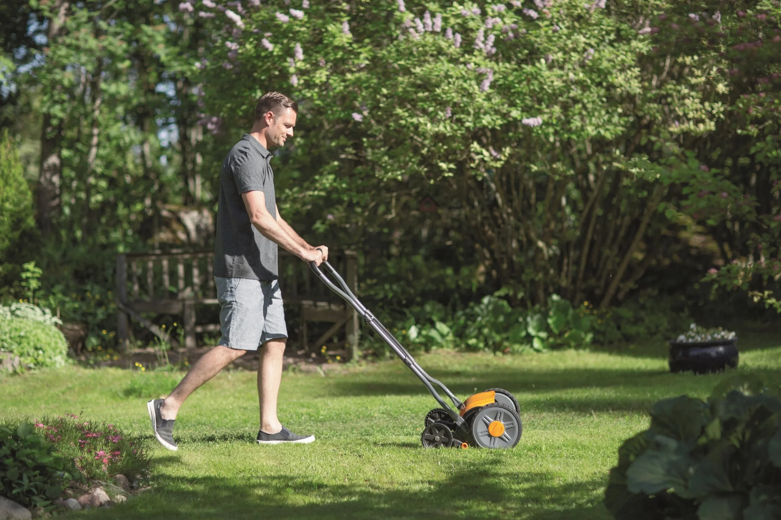 Fiskars Kosiarka bębnowa, Do trawy z bezkontaktowym systemem tnącym, Szerokość koszenia: 43 cm, StaySharp Plus, Czarna/ pomarańczowa/ srebrna, 1015649