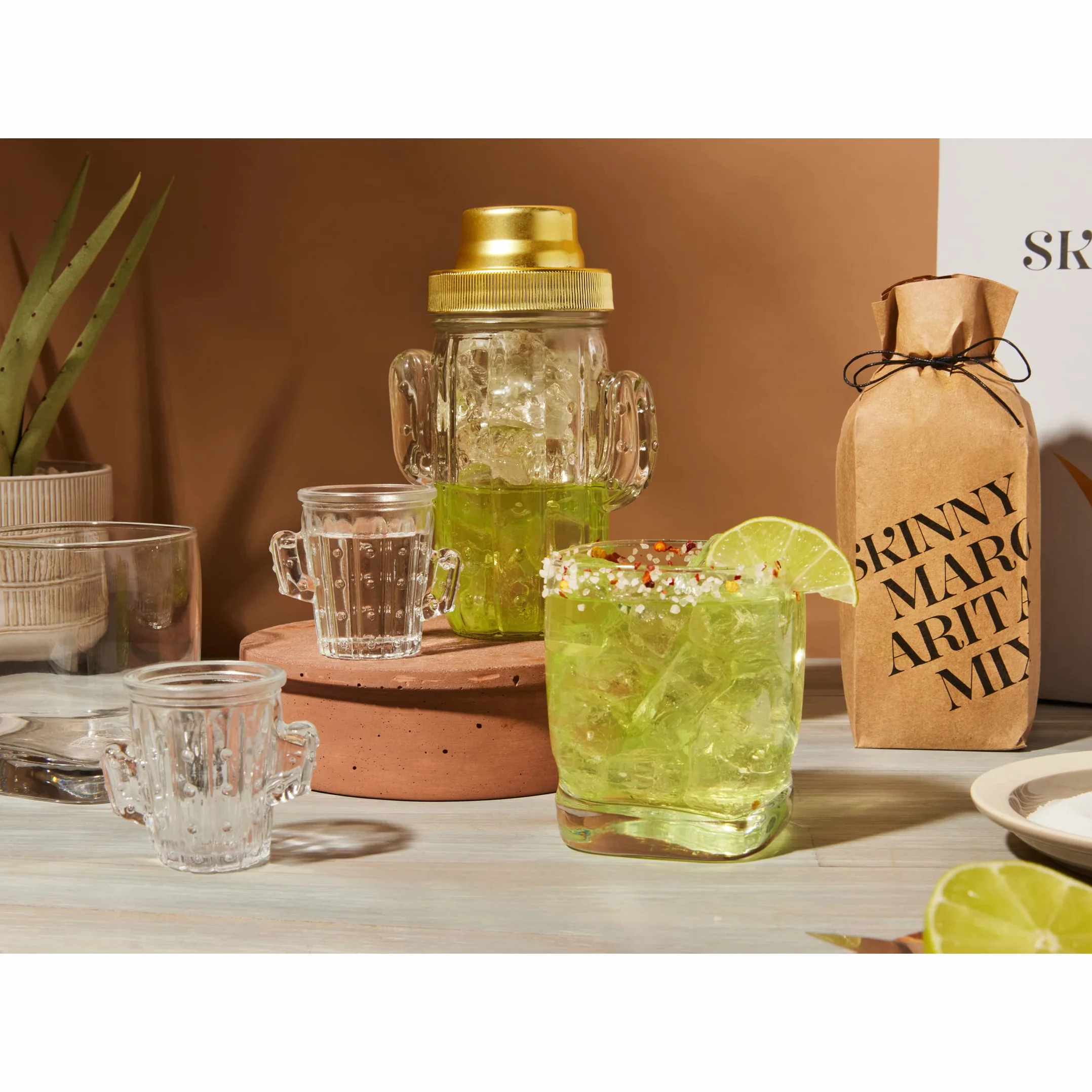 Thoughtfully Skinny Margarita Cocktail Gift Set Zestaw koktajlowy, mieszacz do margarity w zestawie, szklany shaker w kształcie kaktusa, 2 kieliszki w kształcie kaktusa, 2 sole smakowe, bez alkoholu