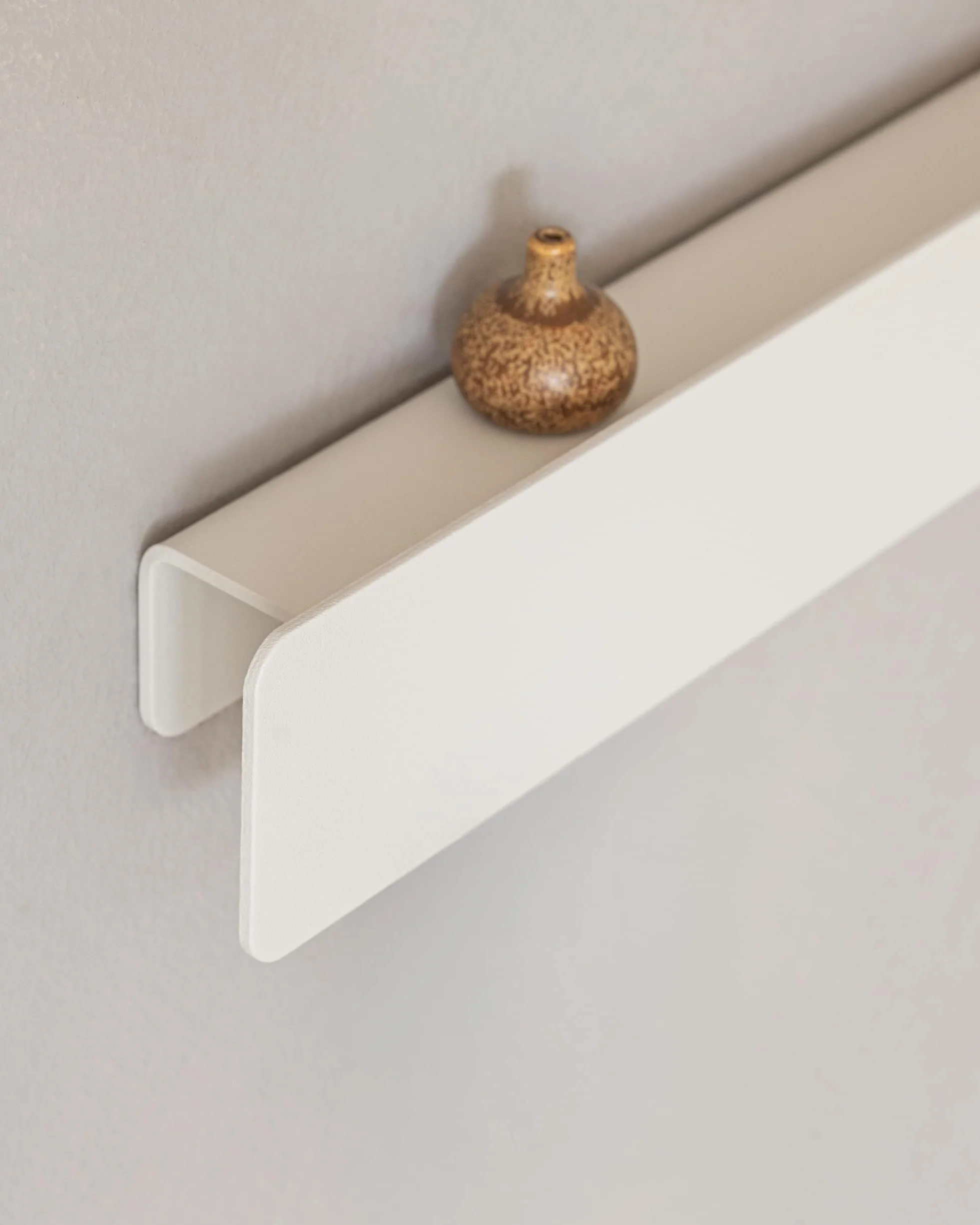 Kazai. Tablica na klucze 'Kian' | Minimalistyczny design haka z Berlina | Nowoczesny metalowy uchwyt z półką | Regał jako mebel do przedpokoju na ścianę | Biały