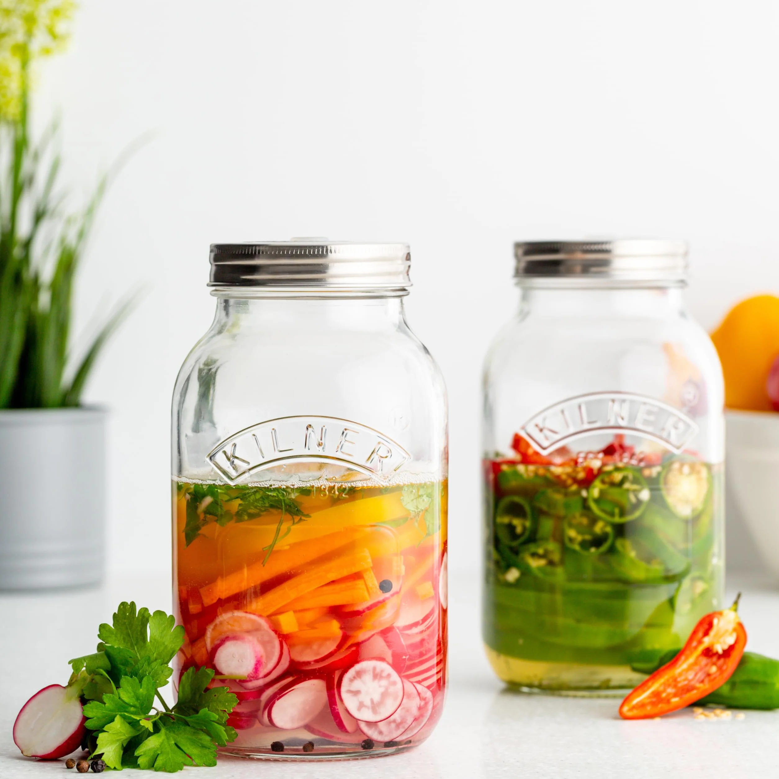 KILNER Zestaw do fermentacji / 2 x słoik o pojemności 1 l z pokrywką fermentacyjną/łatwe przechowywanie warzyw/zestaw startowy do fermentacji/konserwowanie warzyw, takich jak kiszona kapusta i