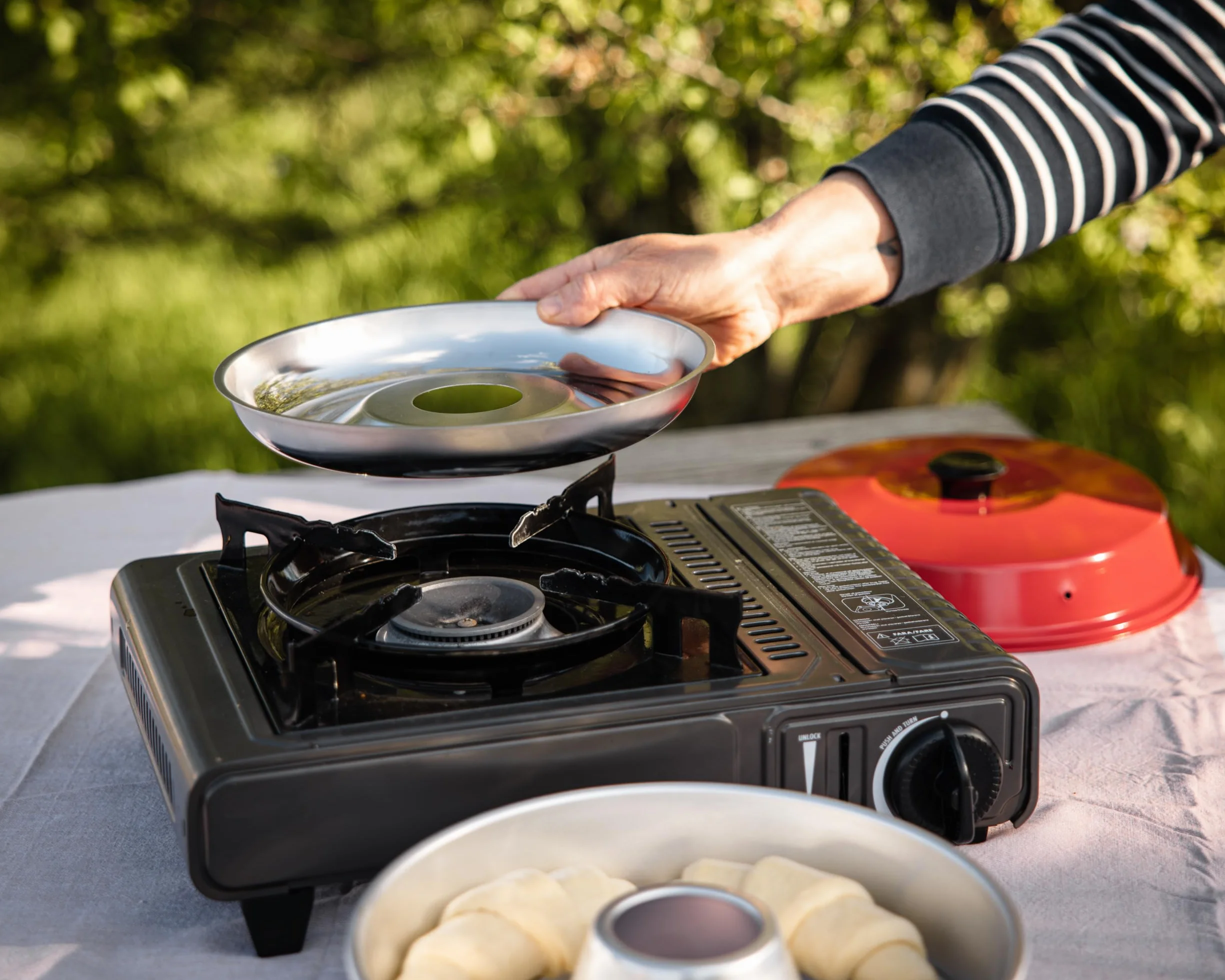 OMNIA Zestaw do pieca z akcesoriami – zestaw z piecem kempingowym, formą silikonową, kratką do pieczenia, torbą i łapką do garnków