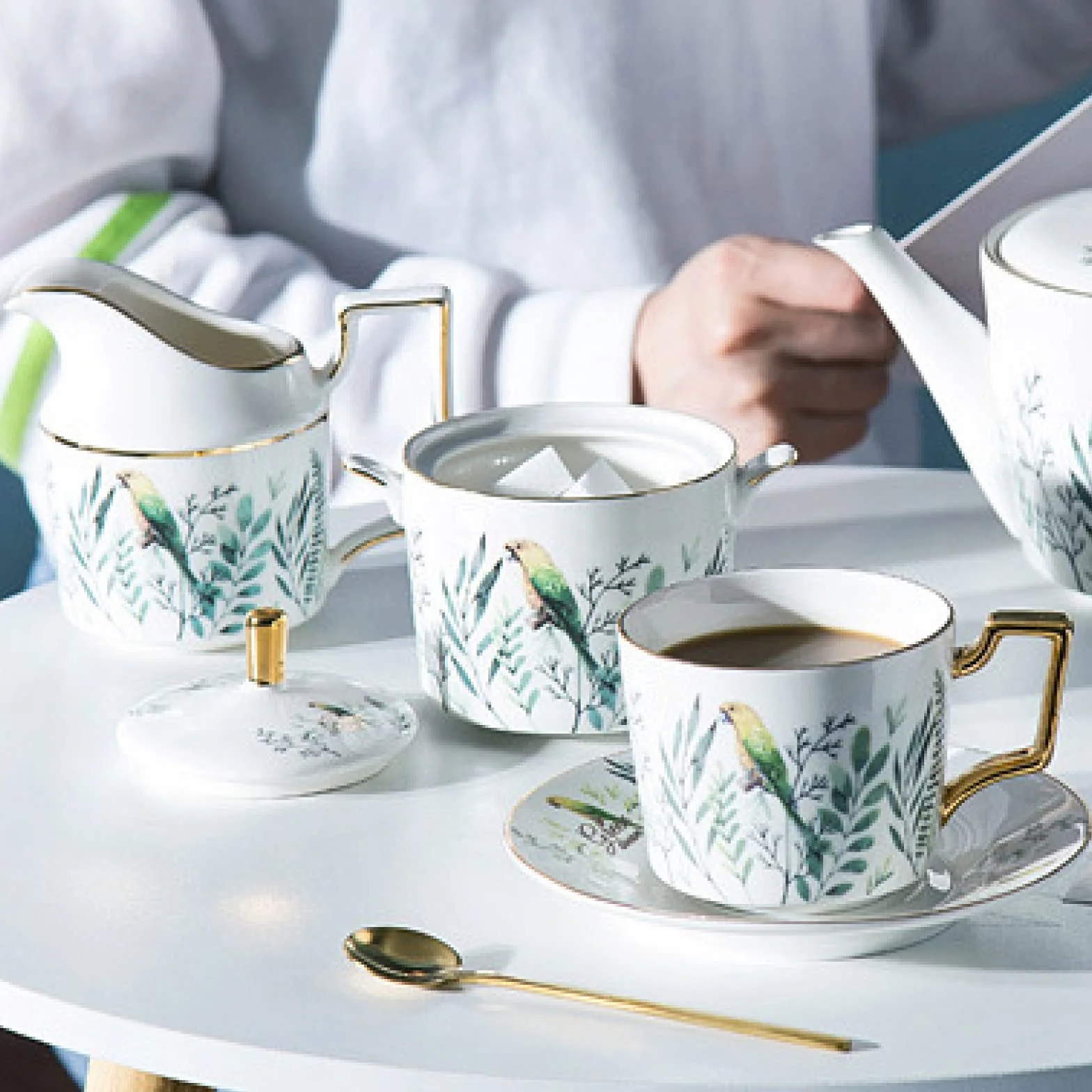 Zestaw do herbaty z czajnikiem – 15-częściowy ceramiczny zestaw filiżanek do popołudniowej herbaty i kawy ze spodkiem i metalowym uchwytem