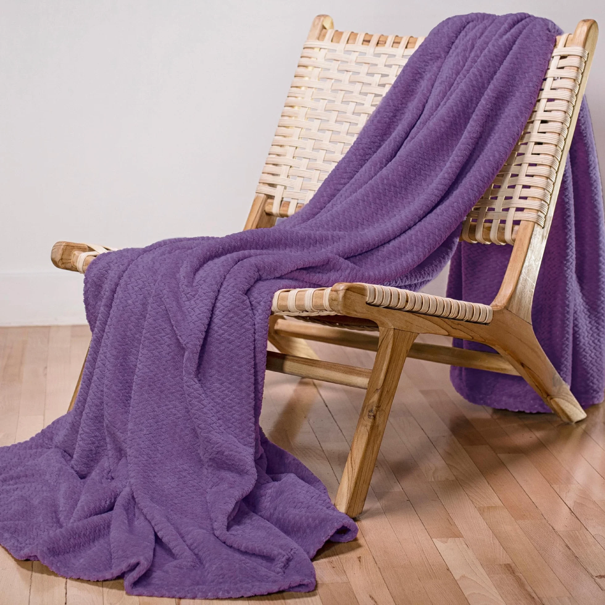 Dreamzie Narzuta na sofę ze wzorem jodełkowym i miękkim w dotyku kocem z mikrofibry, 100% poliestru o gramaturze 250 g/m2, 130 x 150 cm fioletowy