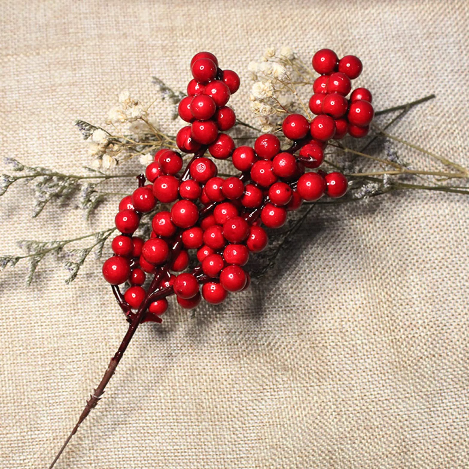 20 sztuk sztucznych czerwonych ostrokrzewów - gałązka jagodowa Holly Berry na ozdoby choinkowe i wieniec bożonarodzeniowy, dekoracyjne gałązki z jagodami