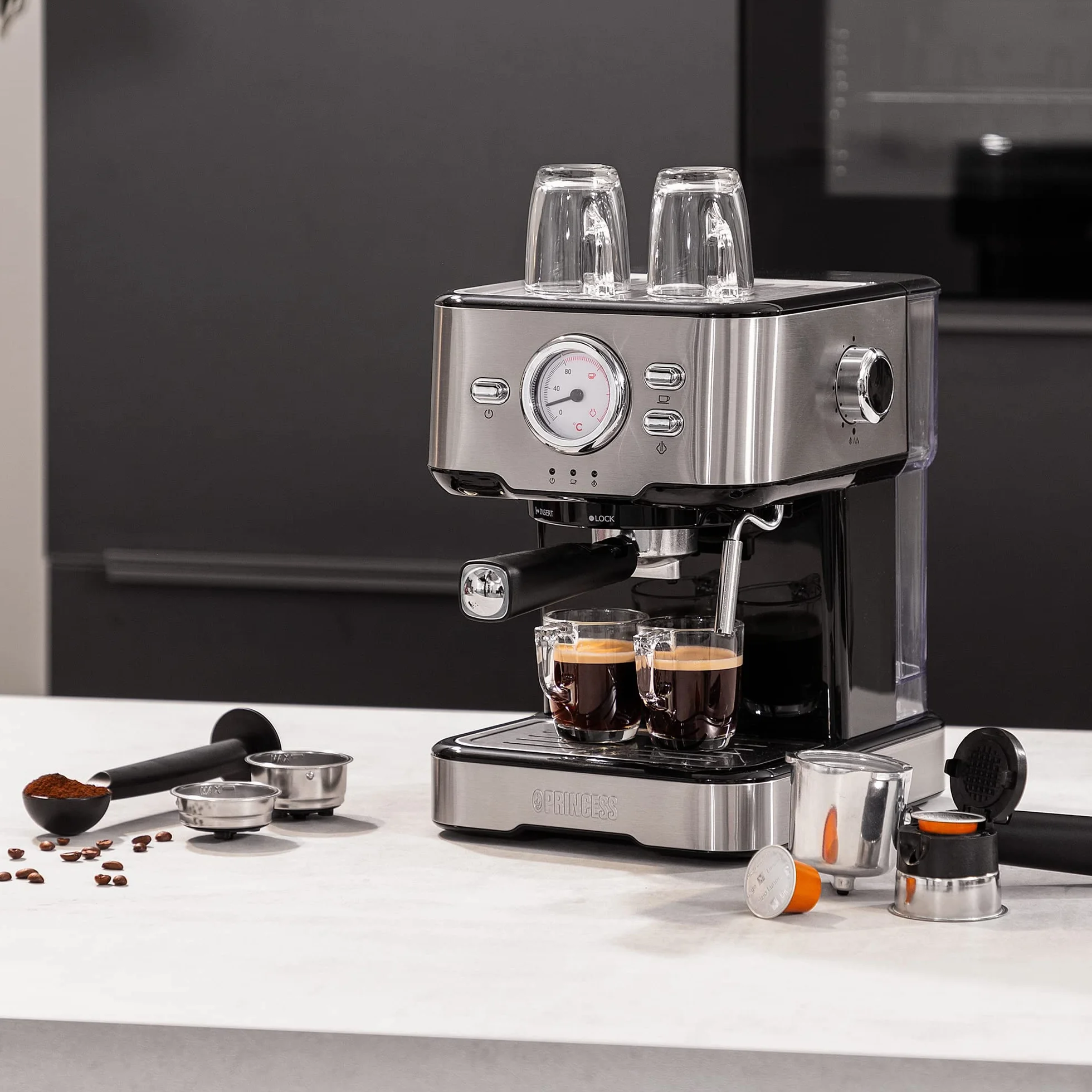 Princess 249412 ekspres do espresso i kapsułek, wykonany ze stali nierdzewnej, również w wariantach spienionego mleka, takich jak cappuccino, latte i espresso macchiato, 20 barów, srebrny