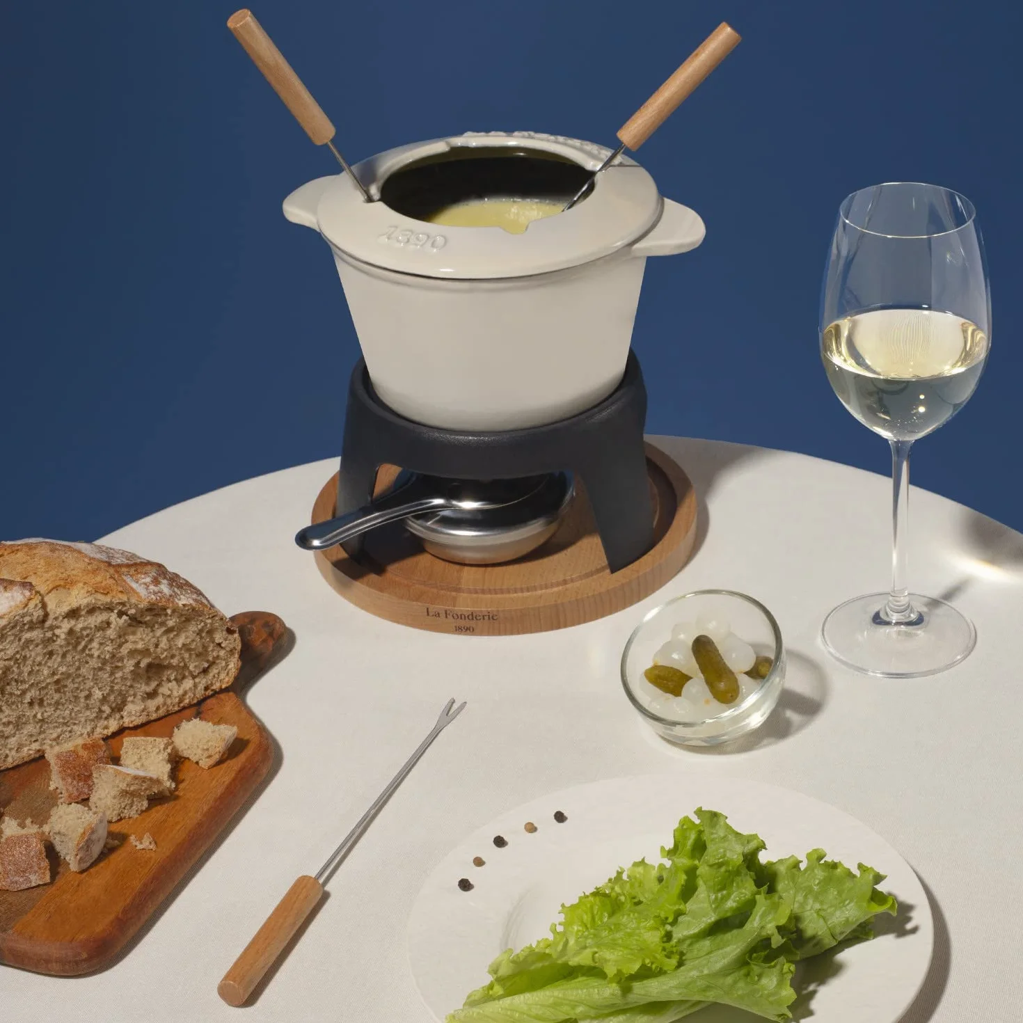Zestaw żeliwnych Fondue dla 4 osób Mount Joly, do sera i czekolady, pokrywa zapobiegająca rozpryskiwaniu, 4 widelce z uchwytami z drewna bukowego, pojemność 1,2 l