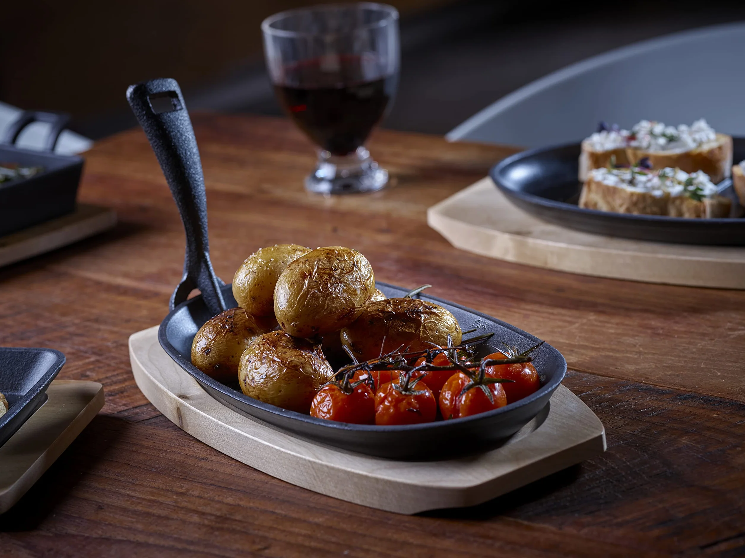 ECHTWERK Zestaw 4 żeliwnych patelni do serwowania, Mała patelnia grillowa z deską do serwowania, Zdejmowany uchwyt, Już upieczona, Nadaje się do piekarników, grilli, grillów i indukcji, Ø 24 x 14 cm