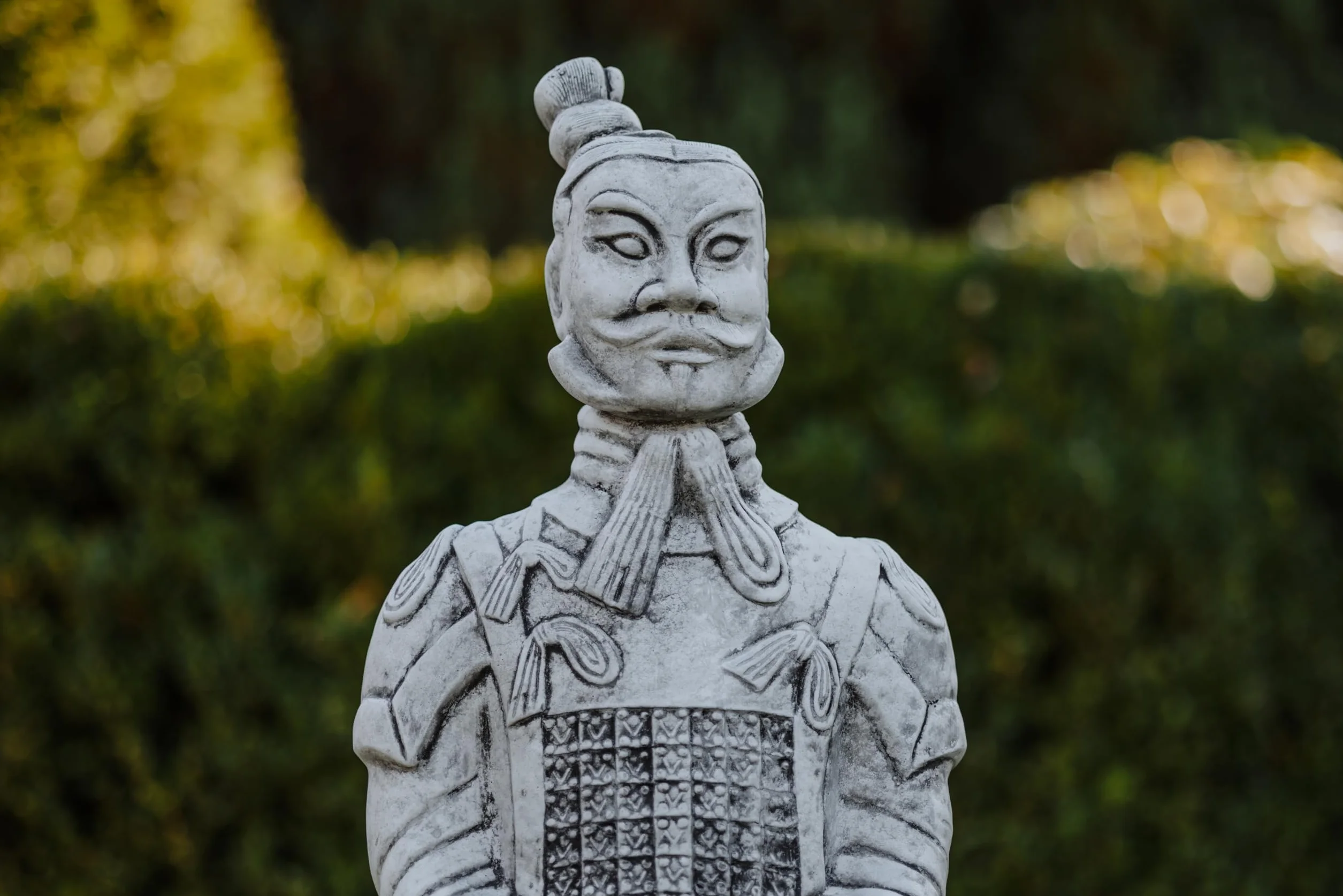 gartendekoparadies.de Statuetka chińskiego wojownika z terakoty, figurka z kamienia, wys. 107 cm, 75 kg, szara, odporna na mróz z odlewu kamiennego, do użytku na zewnątrz