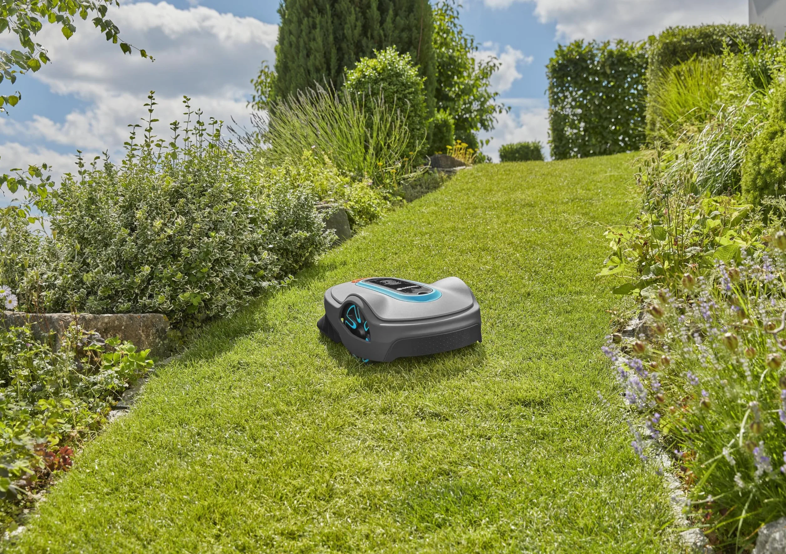 Gardena SILENO life: kosiarka automatyczna do trawników o powierzchni do 1250 m², sterowana za pomocą aplikacji Bluetooth, bardzo cicha - 57 db(A), kosi w każdych warunkach pogodowych (wersja PL)