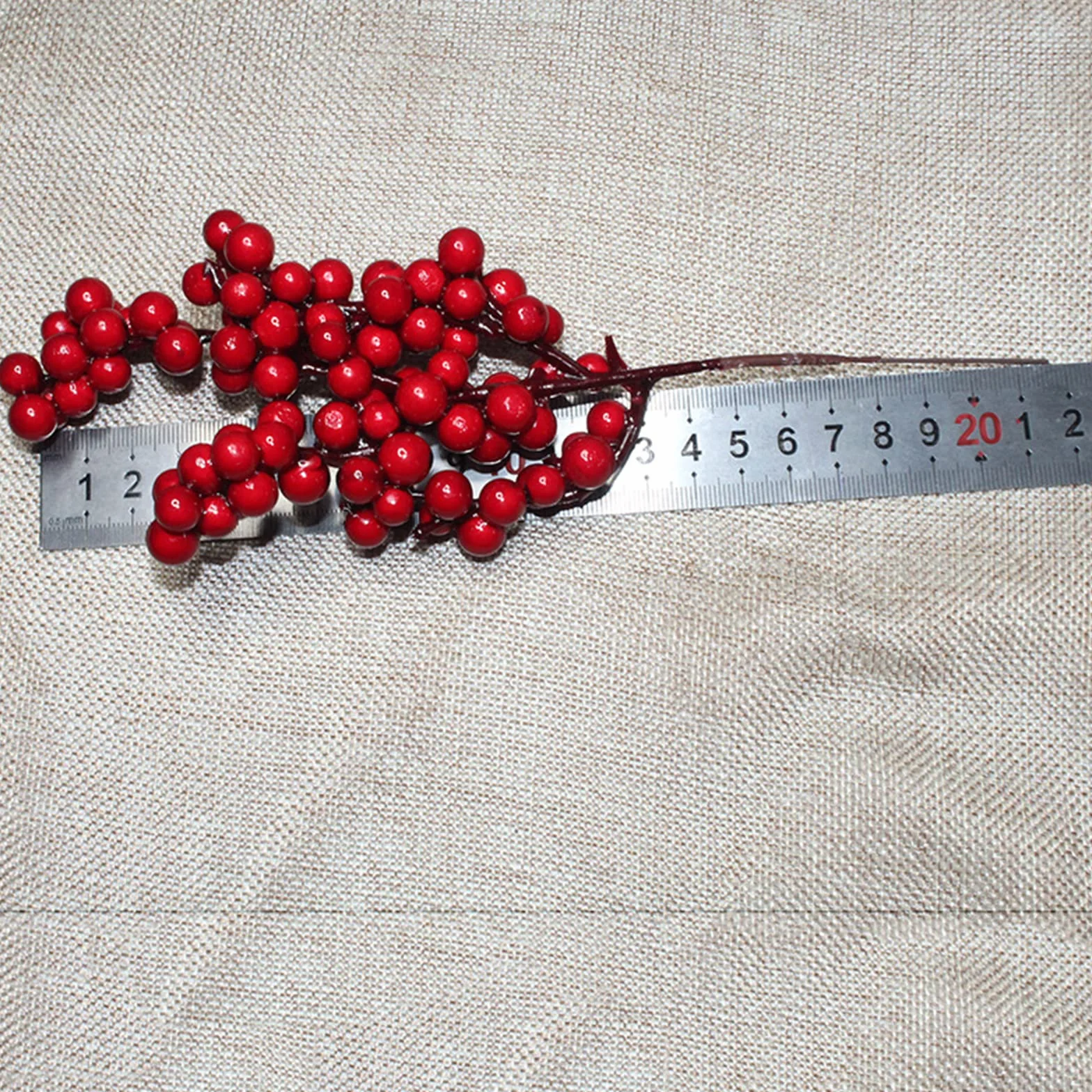 20 sztuk sztucznych czerwonych ostrokrzewów - gałązka jagodowa Holly Berry na ozdoby choinkowe i wieniec bożonarodzeniowy, dekoracyjne gałązki z jagodami