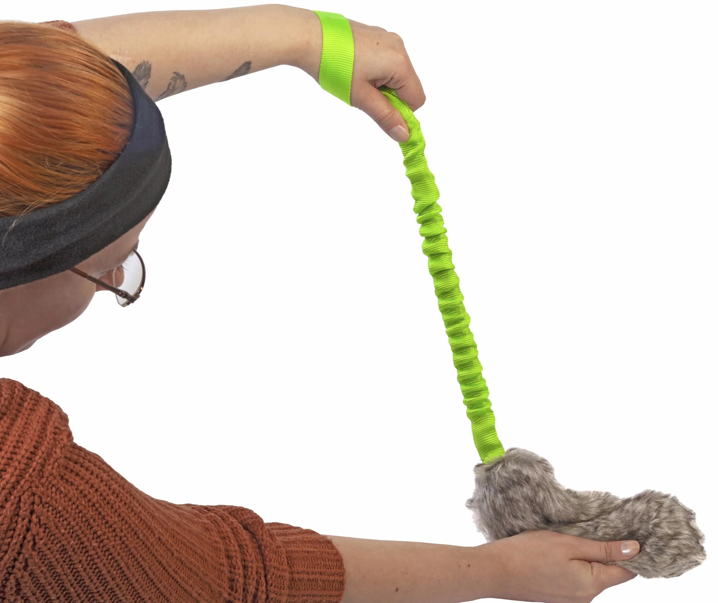 DINGO Zabawka dla psa ze sztucznego futerka na rączce bungee, szarpak z piszczałką 55 cm Zielony
