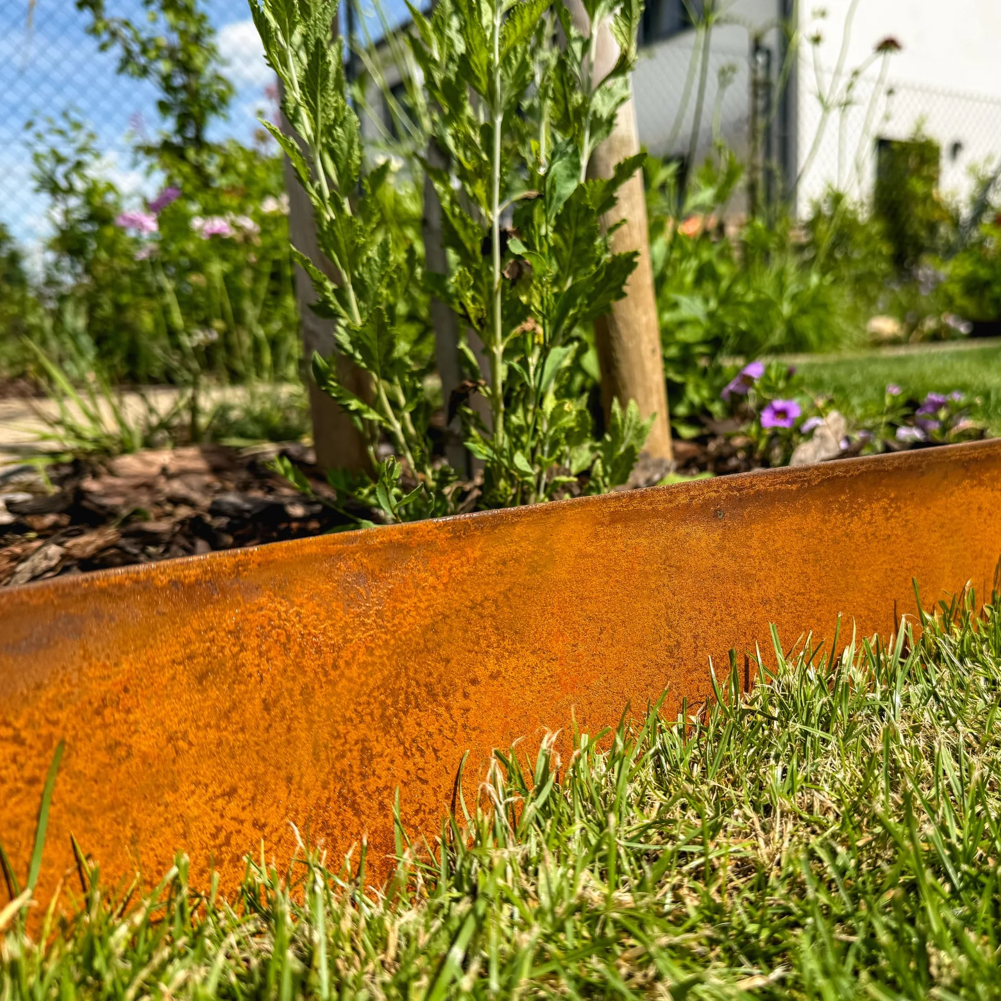 UNIGARDIA Corten stalowe obrzeże do trawnika, 10 m, metalowe obrzeże ogrodowe, wysokość 14 cm, łatwy montaż, wstępnie zardzewiałe obramowanie krawędzi ogrodu, w zestawie 1 para rękawic montażowych