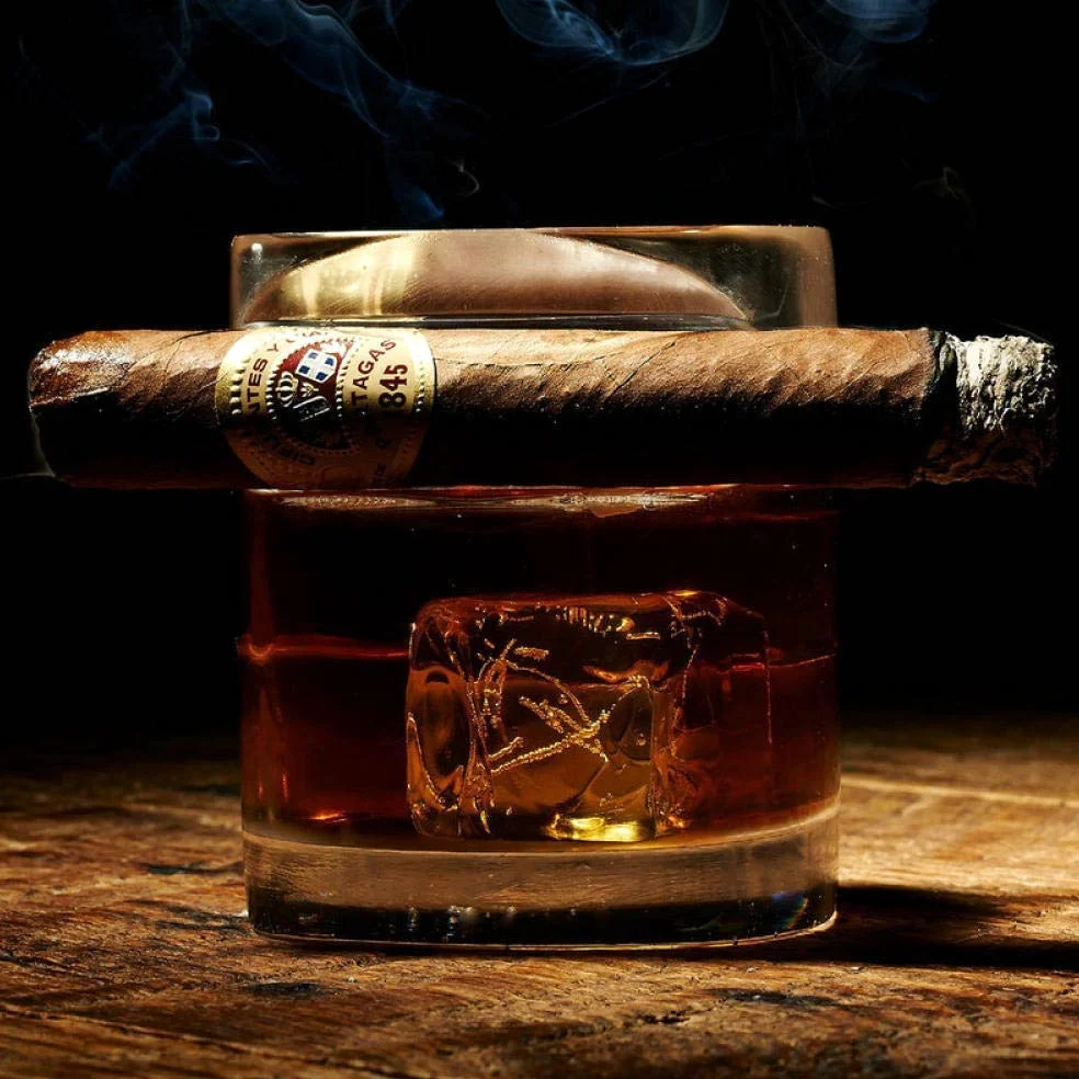 Kieliszek do whisky z uchwytem na cygaro z wbudowaną podpórką na cygaro, bez rąk dla miłośników papierosów, stara moda, ultra przezroczyste szkło, 320 ml