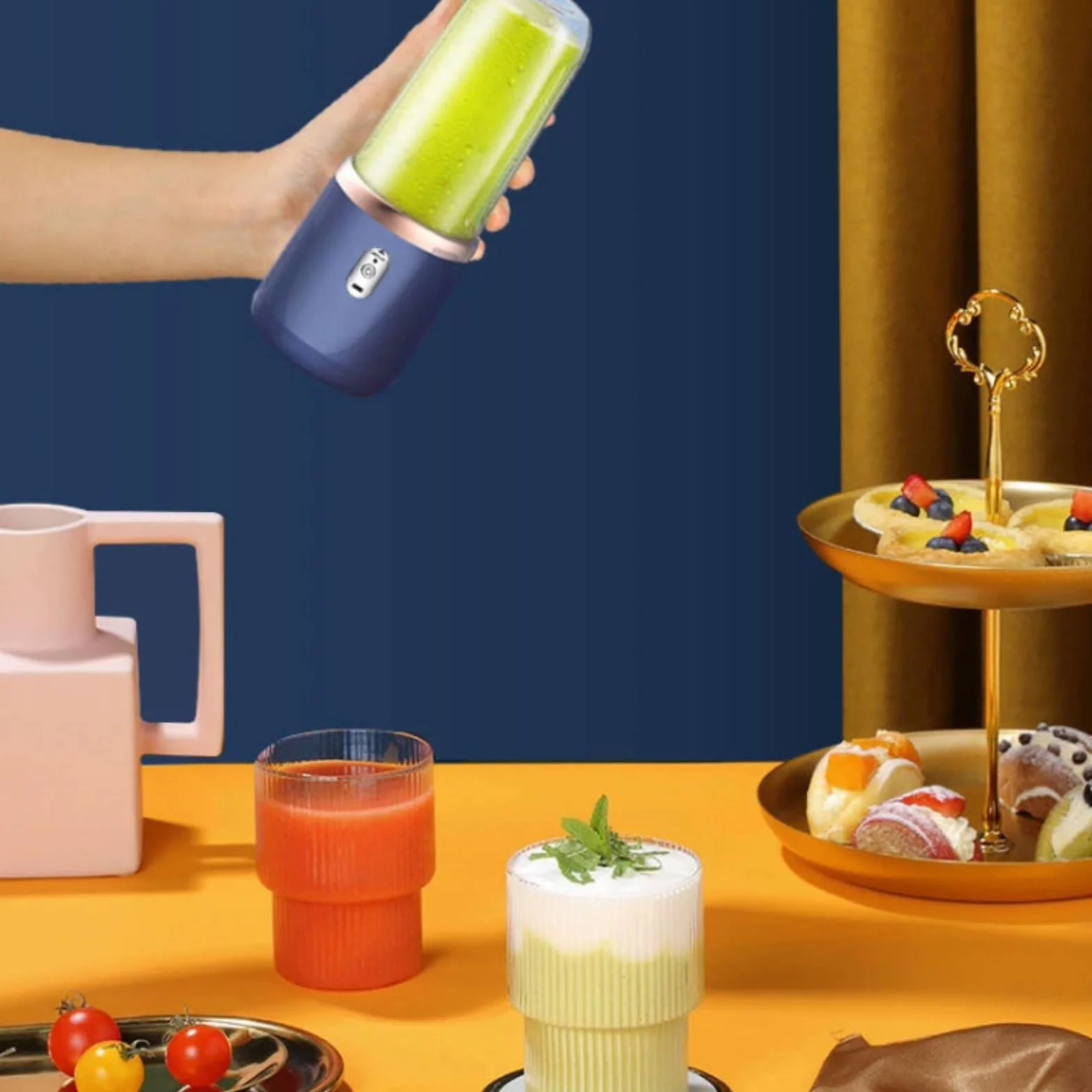 Plastikowy przenośny blender wygodny 6-ostrzowy przenośny blender osobisty elektryczny ładowany idealny do mieszania 400 ml (niebieski)