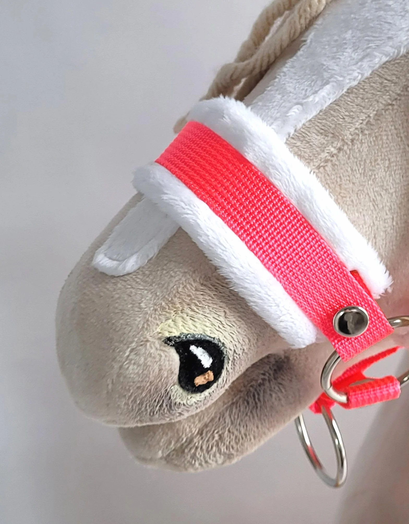 Zestaw do Hobby Horse: kantar A3 z białym futerkiem + uwiąz ze sznurka - neon-pink/biały