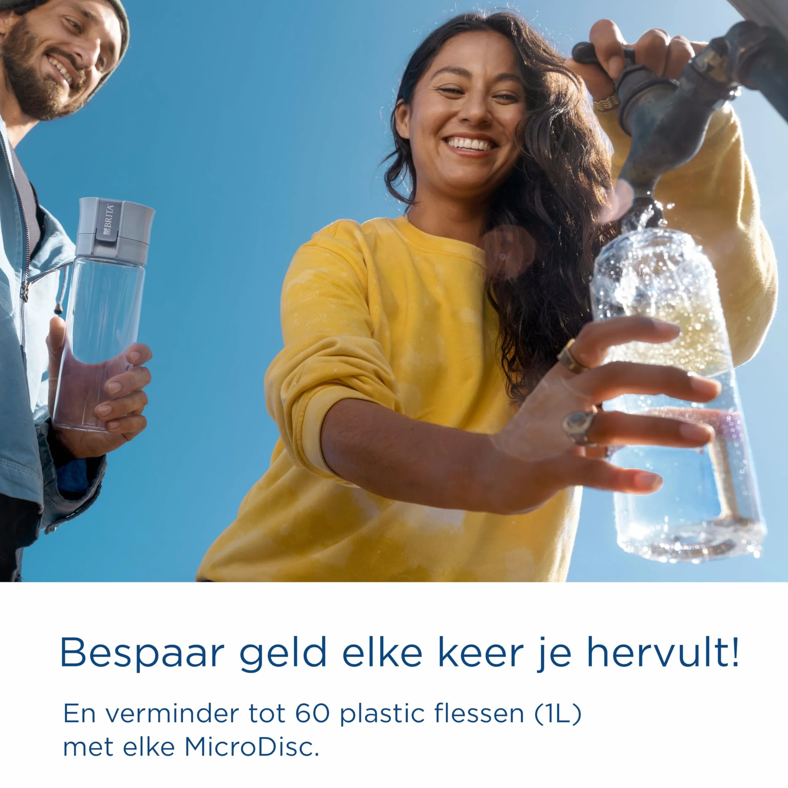 BRITA Butelka z filtrem do wody Model Vital morelowa (600 ml) w zestawie z 2 filtrami MicroDisc – praktyczna butelka na napoje z filtrem do wody w podróży, filtruje chlor i bakterie podczas