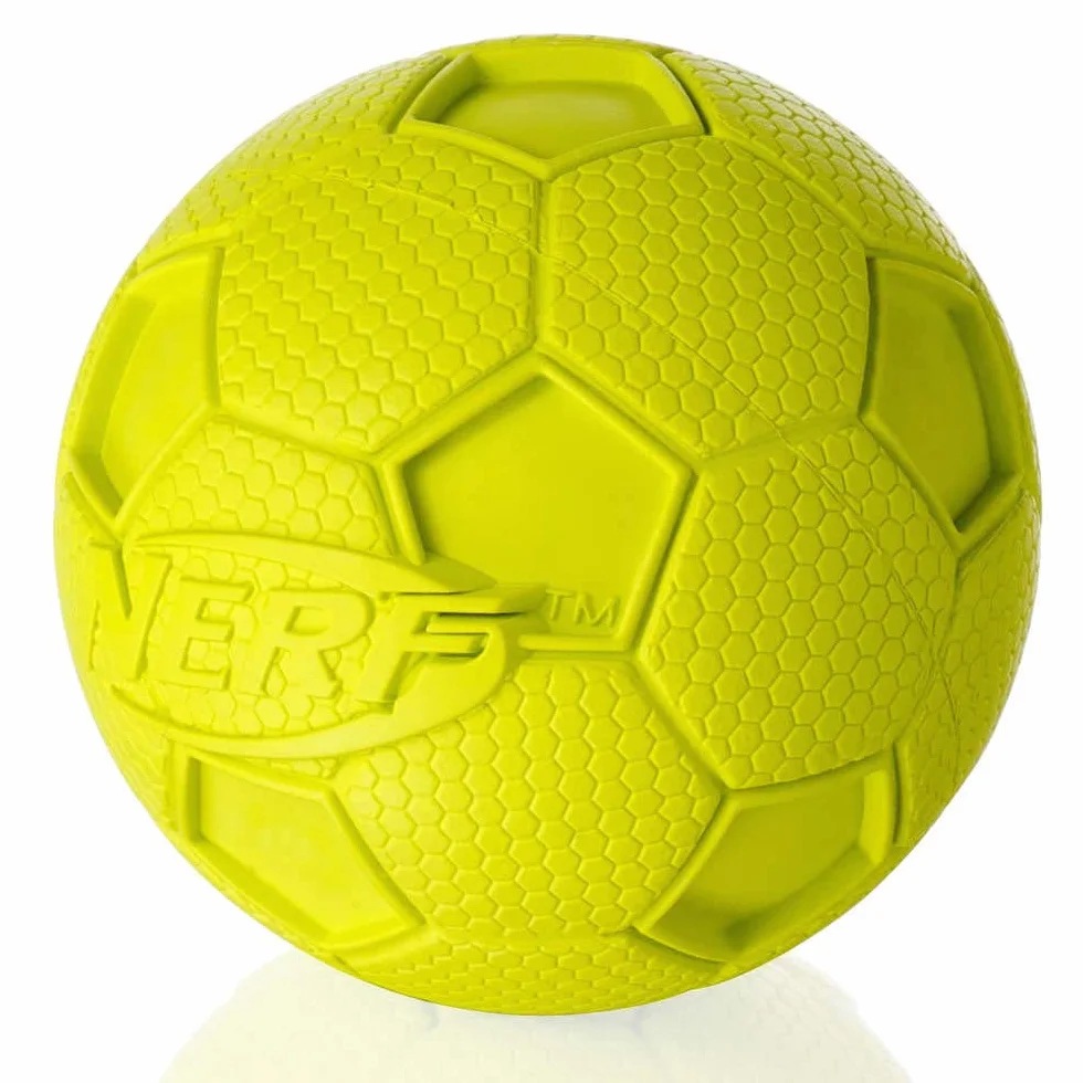 Nerf Dog Zabawka dla psa piłka nożna z piszczącym dźwiękiem, dostawa w kolorze zielonym lub niebieskim, 8,2 cm