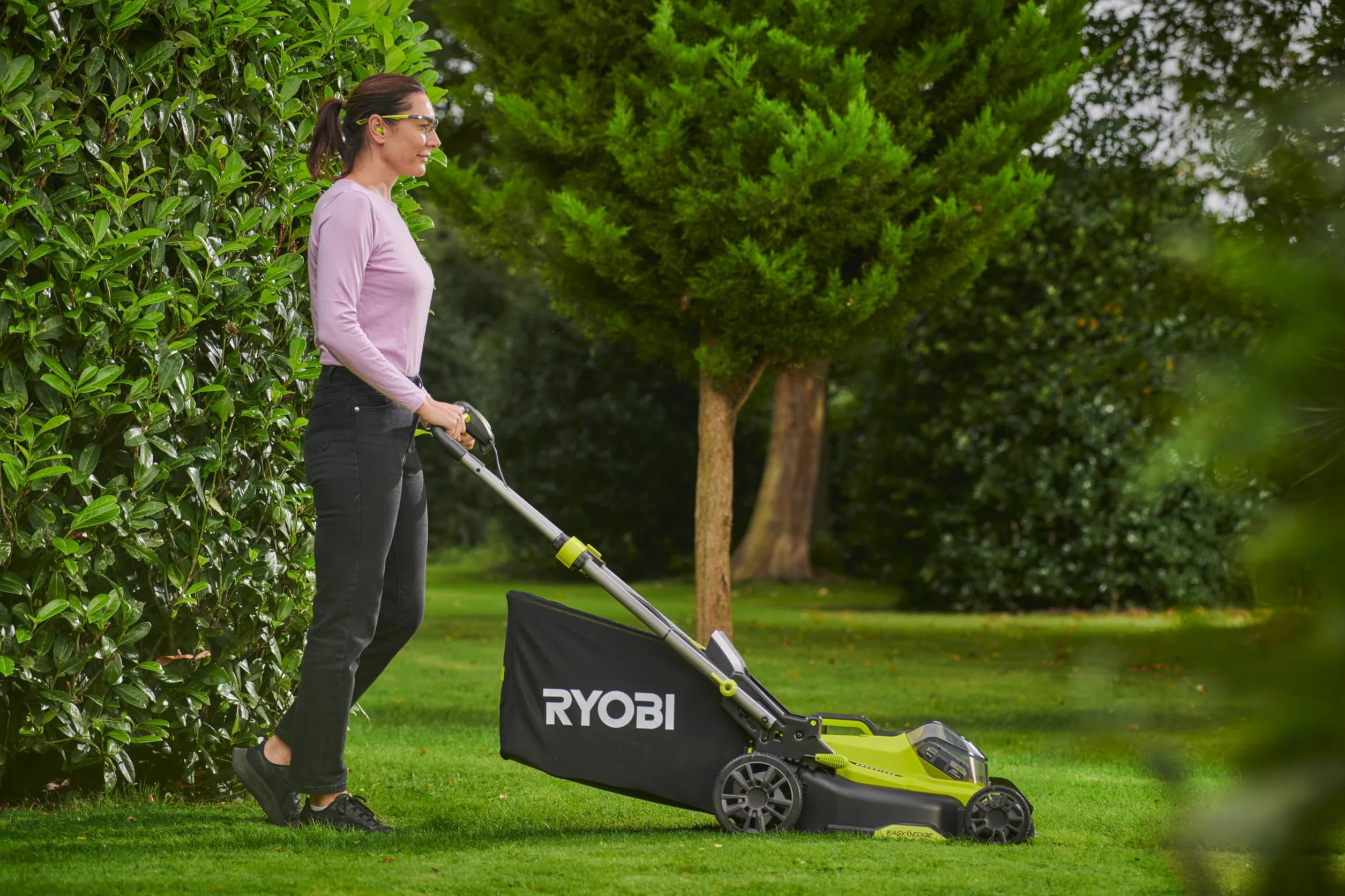 RYOBI 18 V ONE + bezszczotkowa kosiarka akumulatorowa RY18LMX40C-240 (szerokość cięcia 40 cm, 7-stopniowa regulacja wysokości 25-75 mm, powierzchnie do 600 m², regulowany uchwyt z klinem do