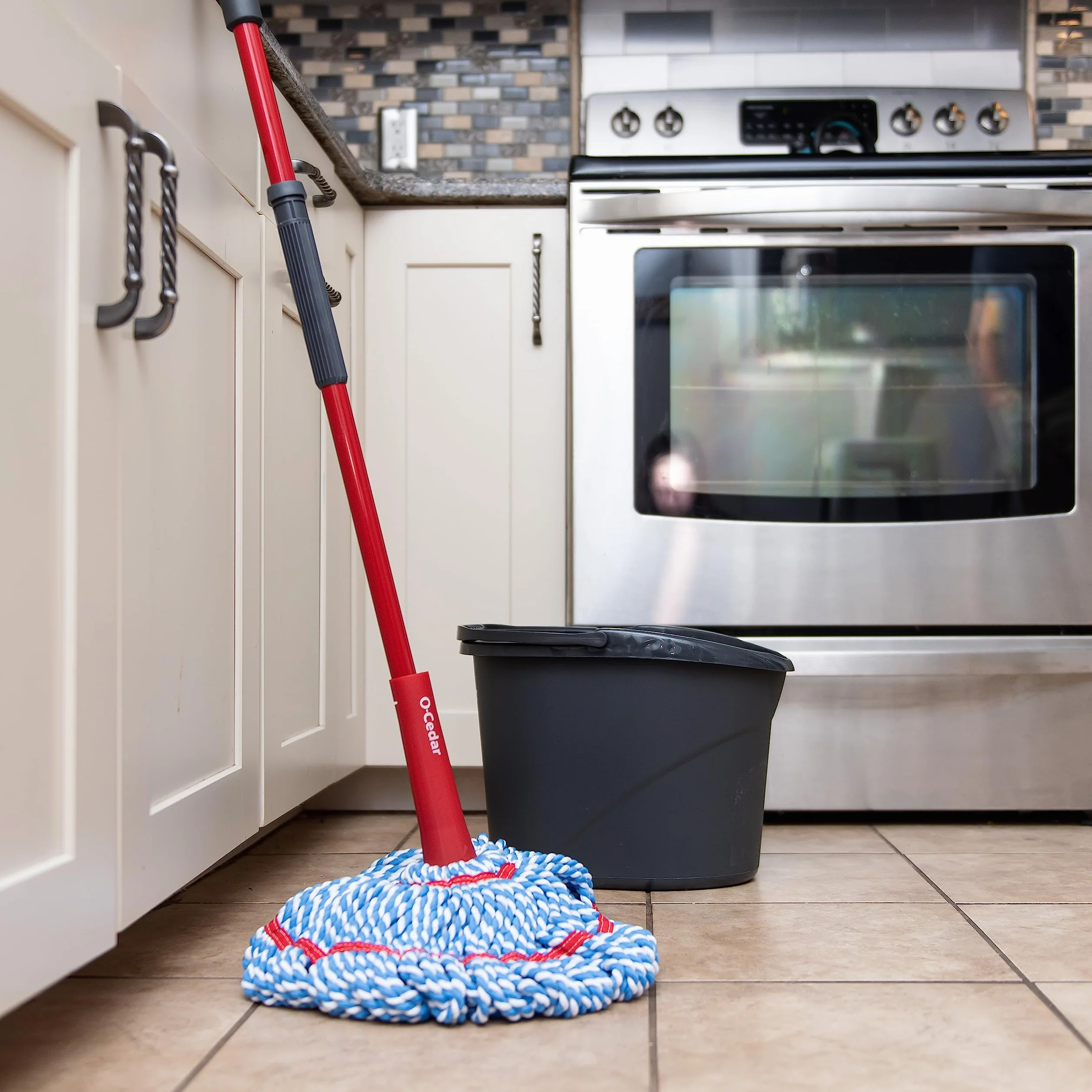 O-Cedar MicroTwist MAX Mop z mikrofibry Twist z 1 dodatkowym wkładem, wyposażony w obsługę bez użycia rąk, bardzo duża głowica mopa 45 cm, bezpieczna do wszystkich rodzajów podłóg