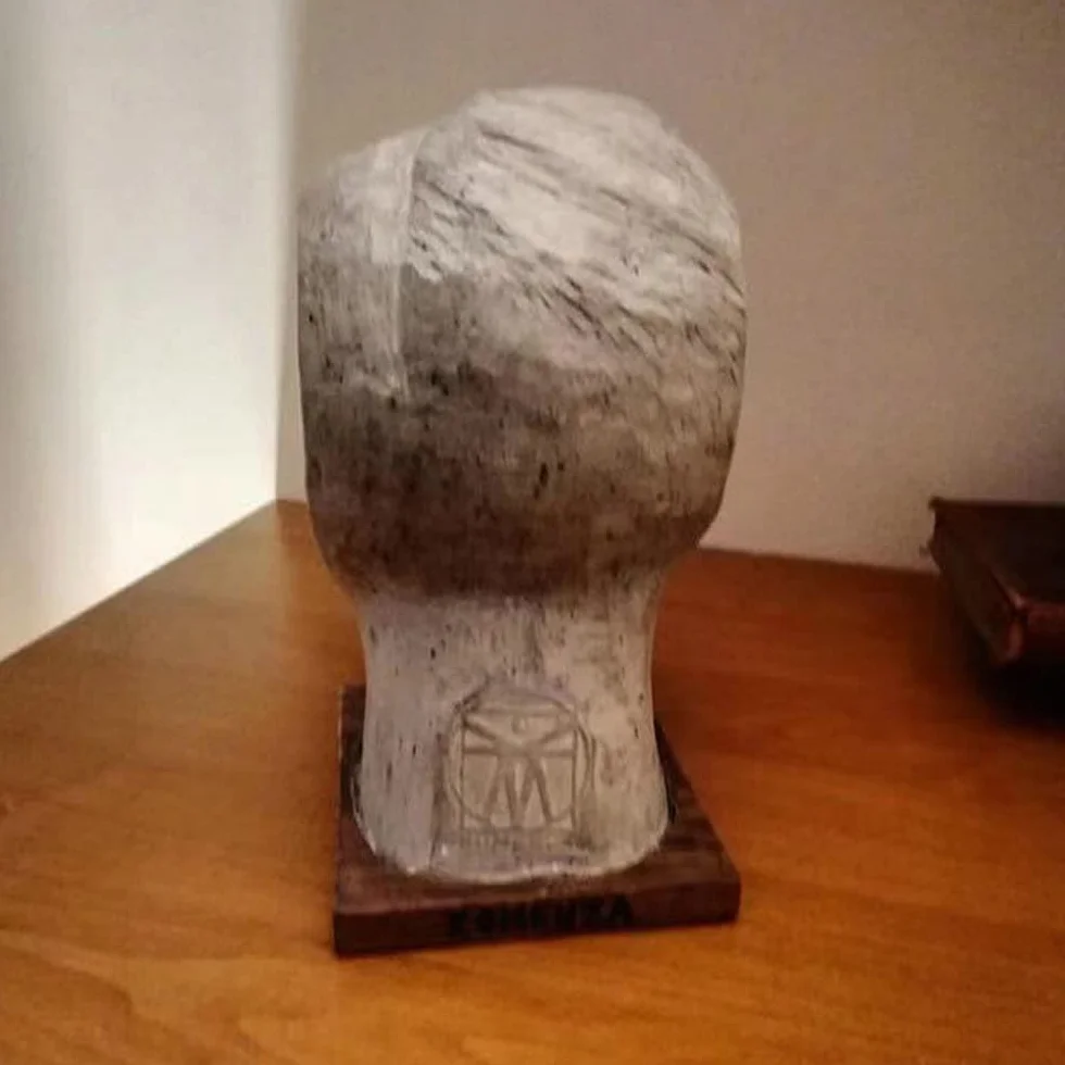 MBLUE Rzeźba lśniącej biblioteki podpórki do książek Here's Johnny Rzeźba Żywica Pulpit Ornament Półka na książki Zabawny ornament