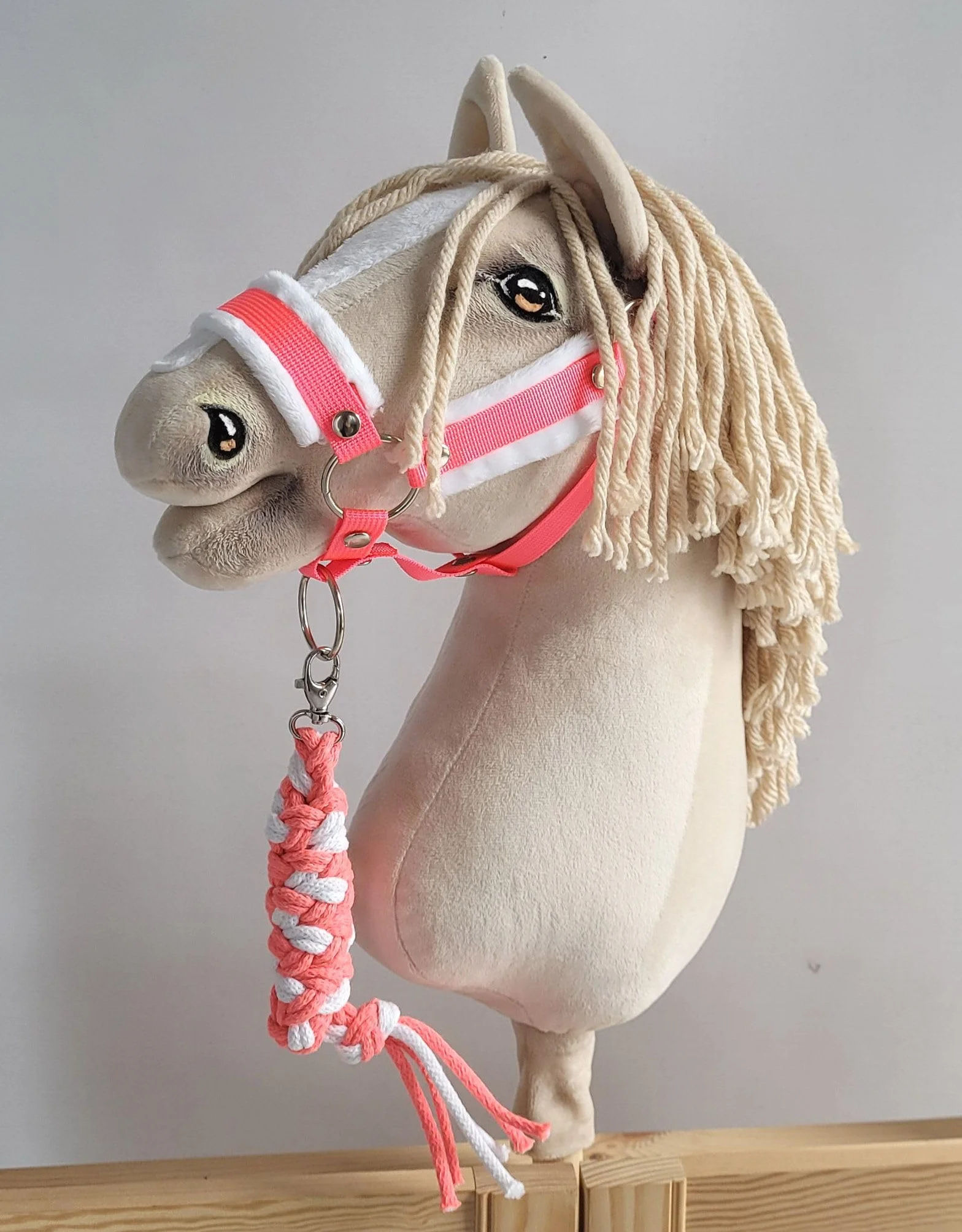 Zestaw do Hobby Horse: kantar A3 z białym futerkiem + uwiąz ze sznurka - neon-pink/biały