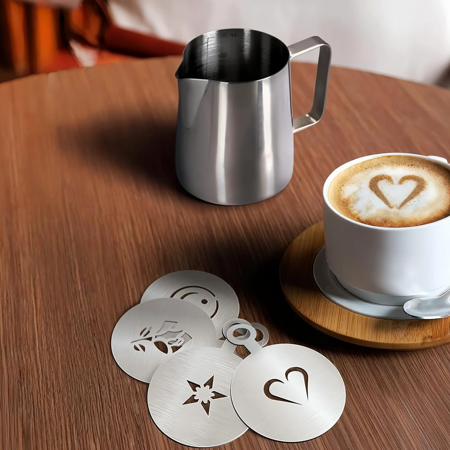 Dzbanek na mleko ze stali nierdzewnej, dzbanek do spieniania mleka, stal nierdzewna, 350 ml, z miarką i rysikiem do latte Art Pen + puszka do posypywania + 16 szablonów z motywami do cappuccino