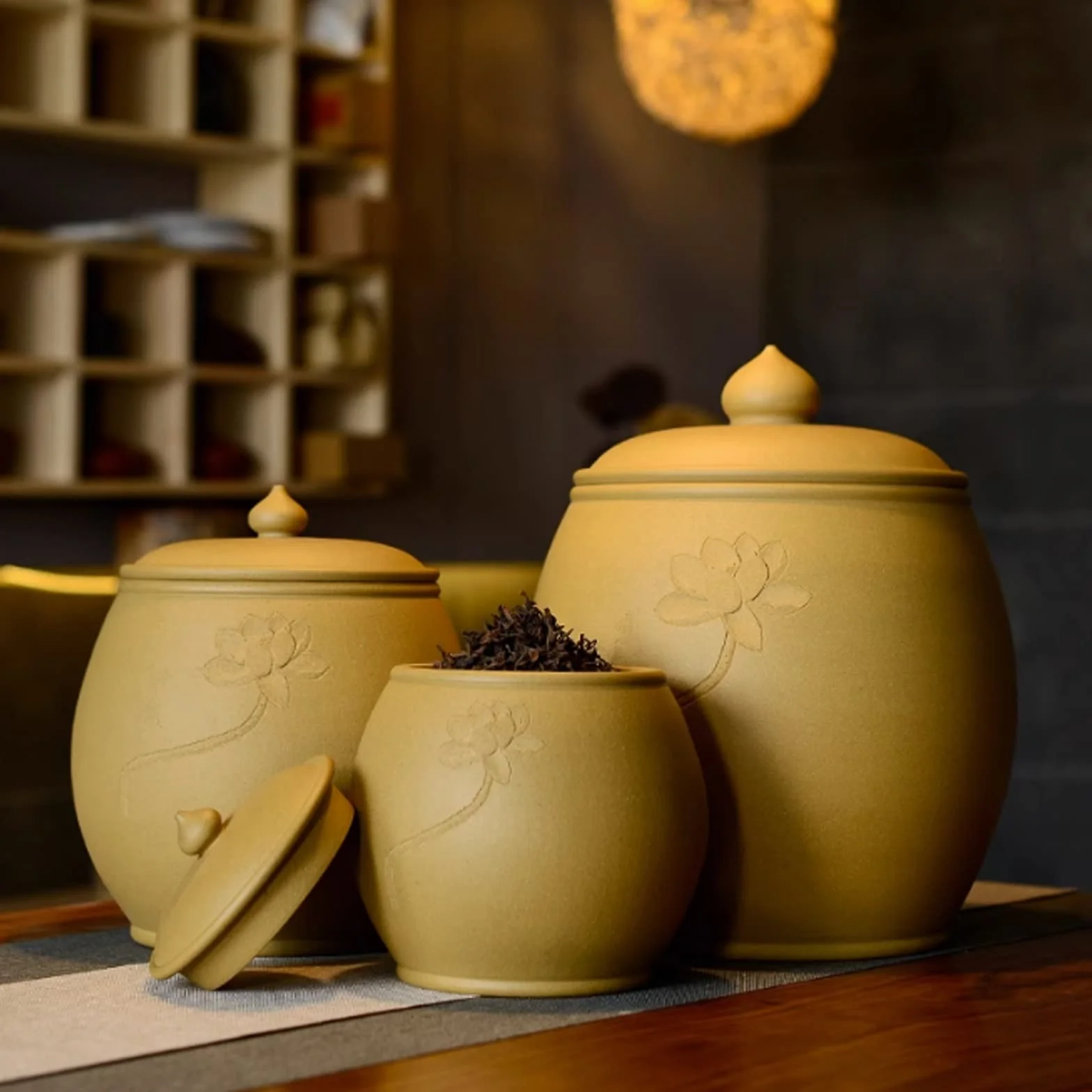 Dzbanek na herbatę Chiński fioletowy piasek puszki na herbatę w kolorze khaki, ceramiczny, szczelny zbiornik do przechowywania ze wzorem lotosu, do utrzymania suchości i przechowywania luźnych liści