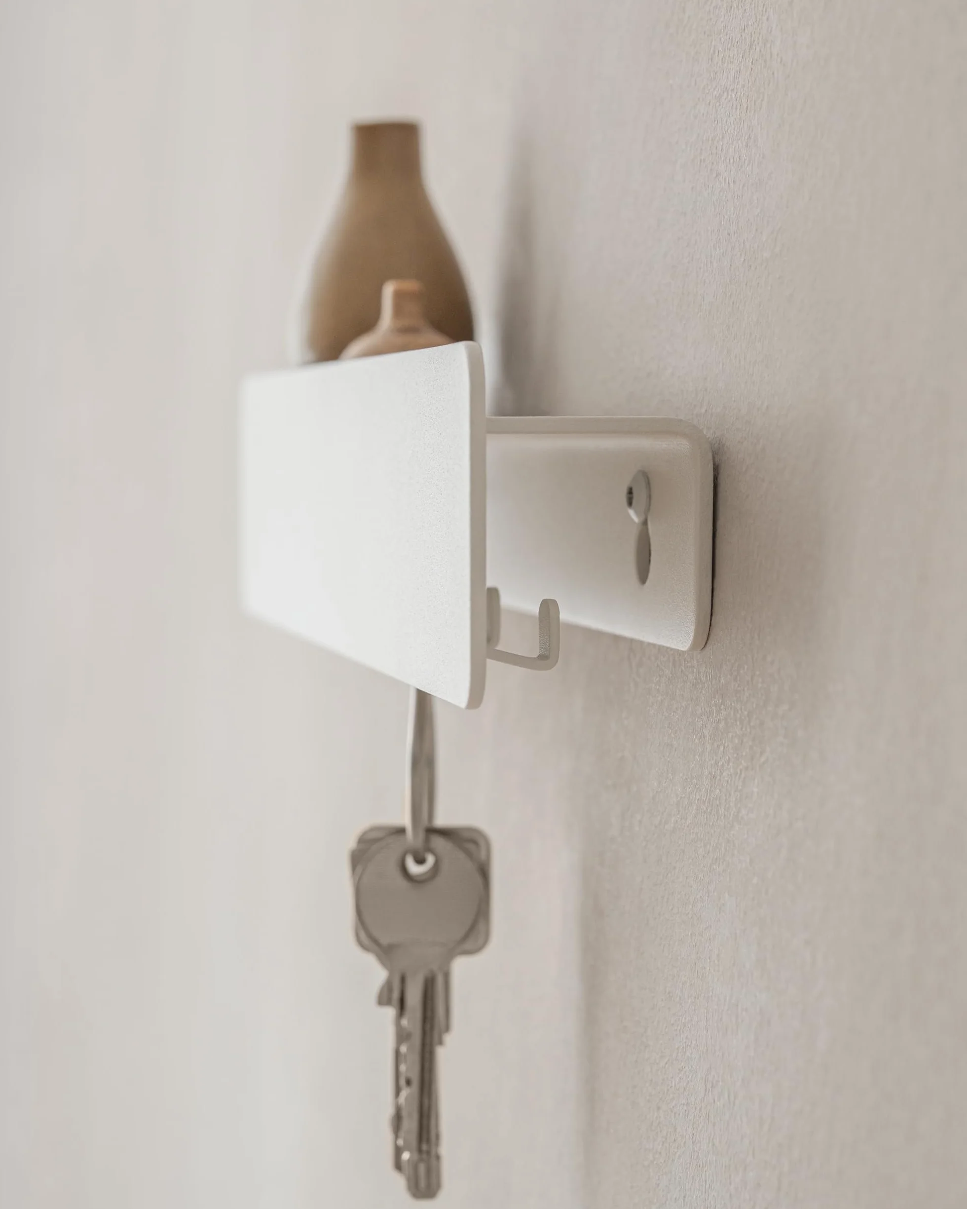 Kazai. Tablica na klucze 'Kian' | Minimalistyczny design haka z Berlina | Nowoczesny metalowy uchwyt z półką | Regał jako mebel do przedpokoju na ścianę | Biały