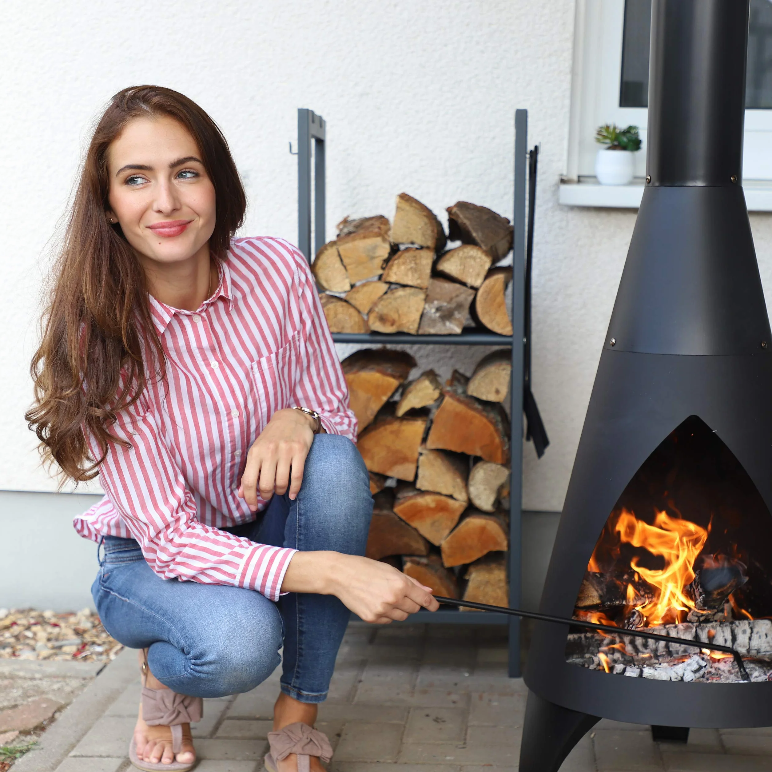 Relaxdays, antracytowy regał na drewno kominkowe z 2 półkami, ze stali, 4 haczyki na sztućce kominkowe, regał na drewno opałowe, wys. x szer. x gł.: 100 x 60 x 30 cm, 100 x 60 x 30 cm
