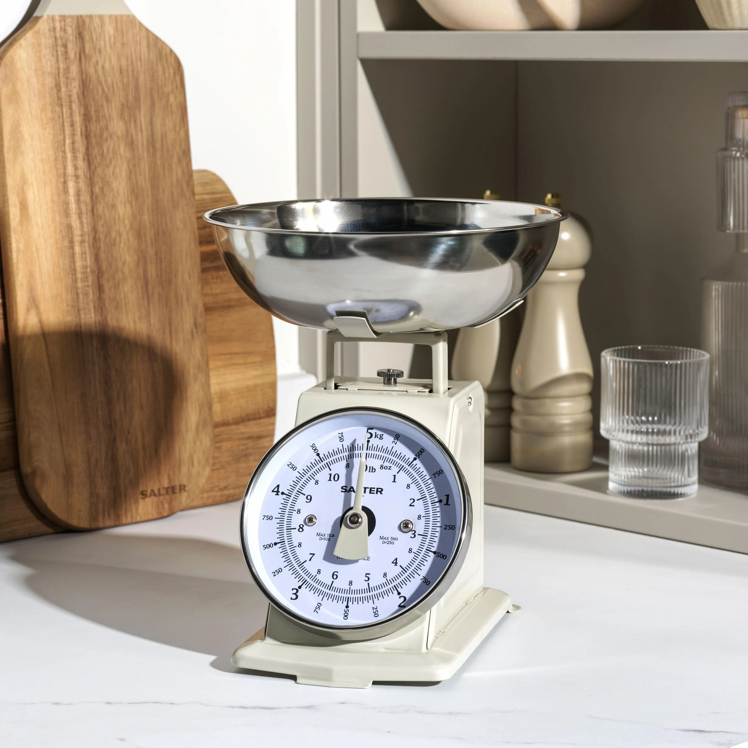 Salter SA00562CFEU12 Ponadczasowa mechaniczna waga kuchenna – pojemnosc 5 kg, miska nadajaca sie do mycia w zmywarce o pojemnosci 1 litra, skala do pieczenia, klasyczny design, duza tarcza cyfrowa