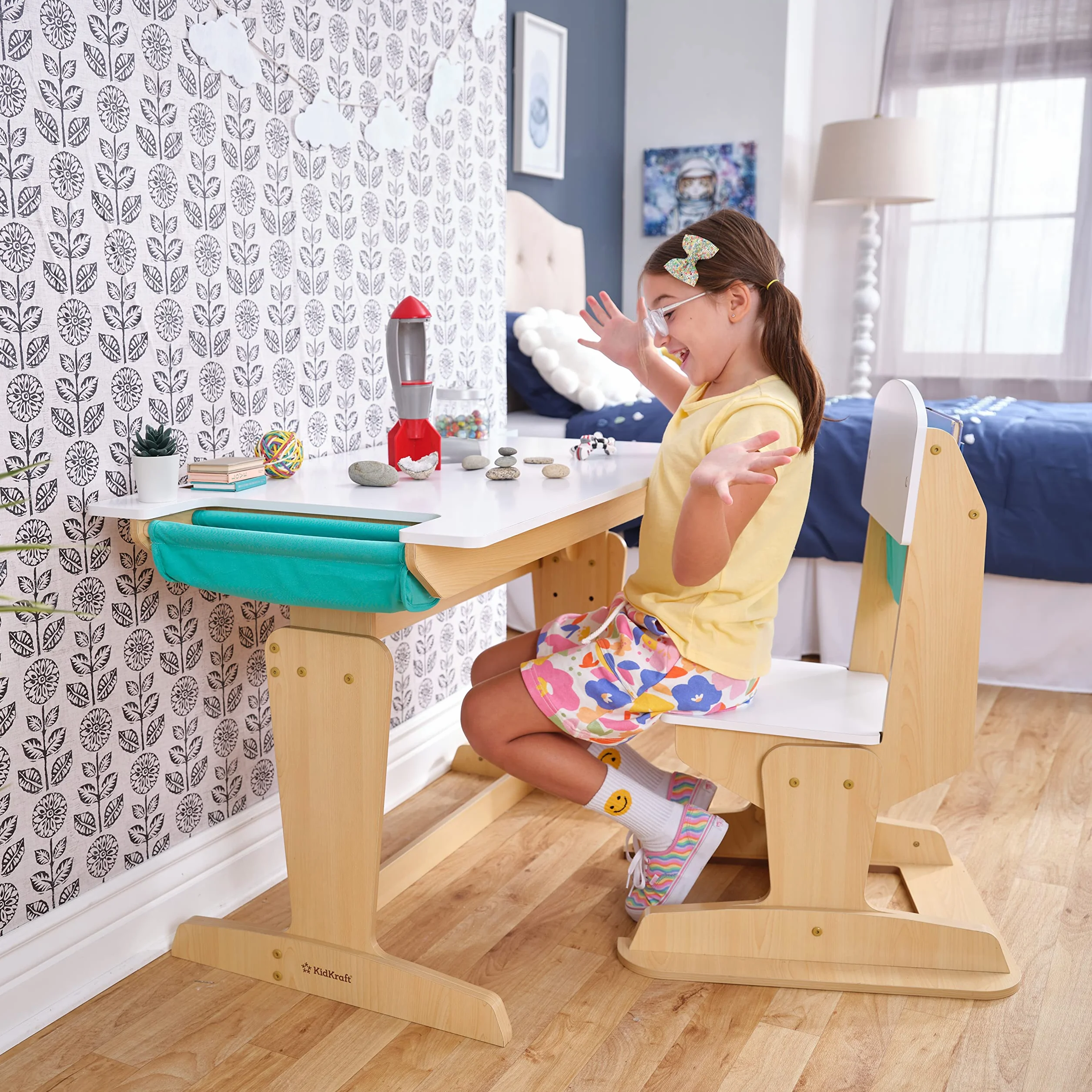 KidKraft Grow Together kieszonkowy regulowany zestaw biurka i krzesła dla dzieci z kieszeniami do przechowywania, pokój zabaw dla dzieci/meble do sypialni, 20307