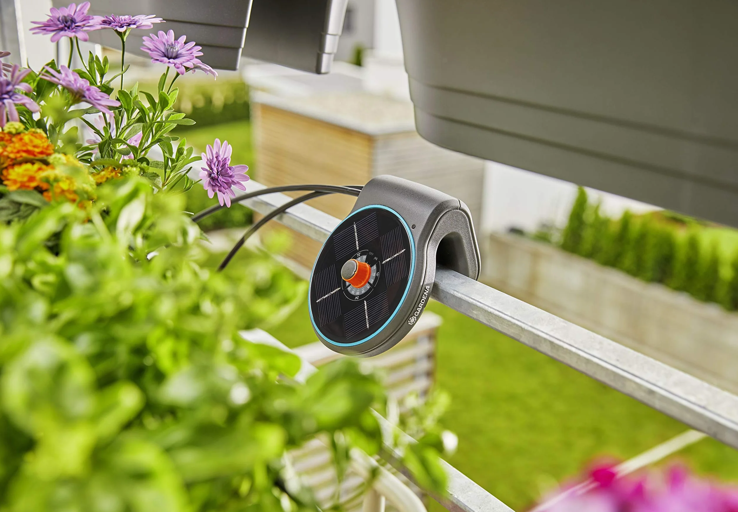 Gardena zestaw AquaBloom do nawadniania z wykorzystaniem energii słonecznej: zasilany energią słoneczną zestaw do nawadn. roślin na balkonie i w donicach, do 4 m wysokości, przez cały sezon (13300-20)