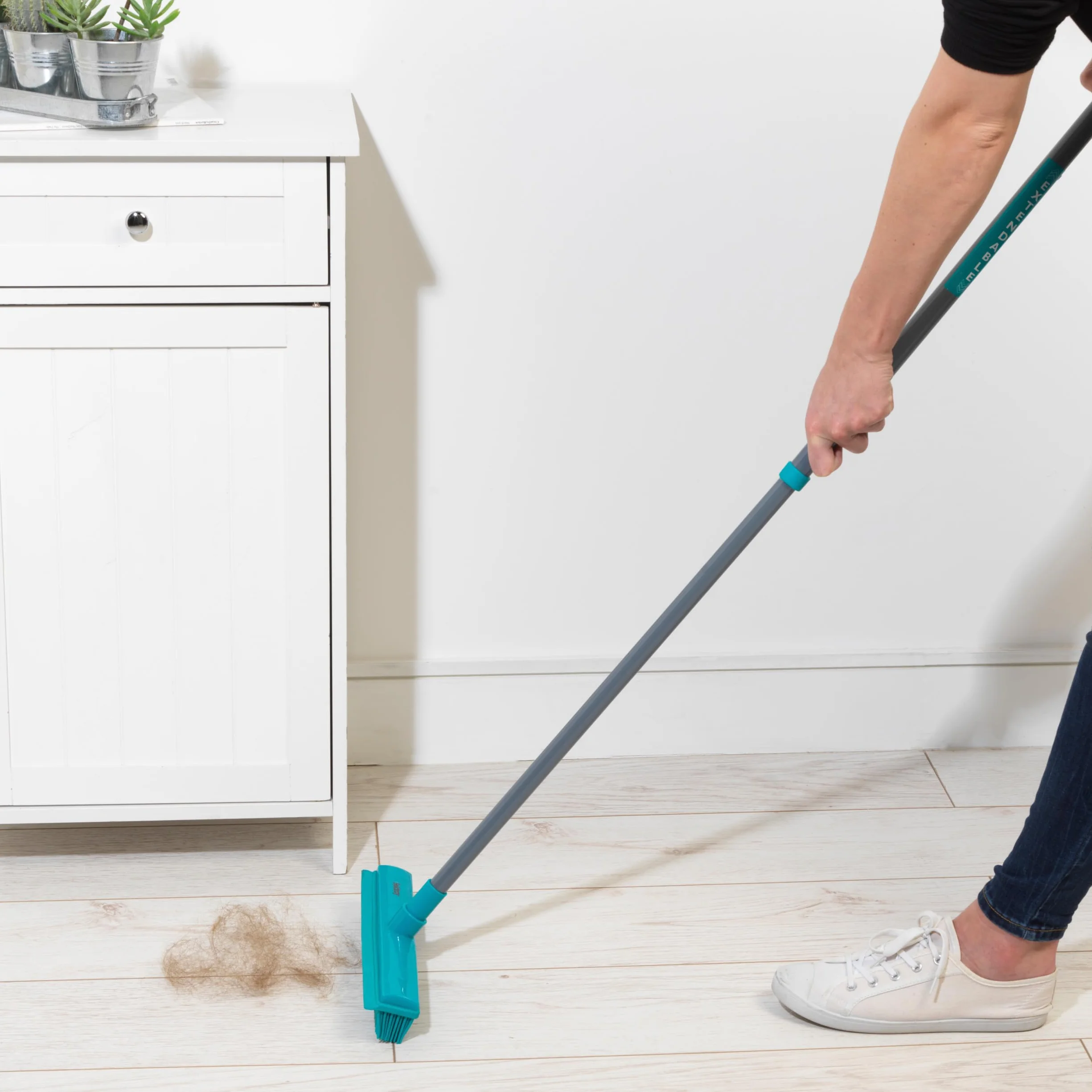 Beldray LA024350TQ Pet Plus+ 2 In 1 Lift & Trap Dual Rubber Head Brush with Squeegee Edge, Ideal for Hard Floors, Windows, Pet Hair & Dust, Non-Scratch, Outdoor/Indoor Bro