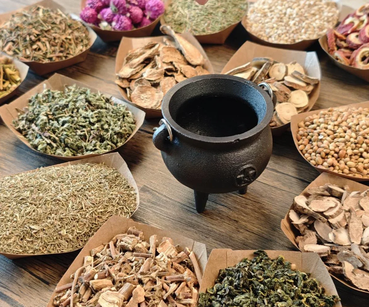 Magical Herbal Zestaw 30 suszonych ziół w torebkach z etykietami Kryształowe łyżki do rytuałów wicca, oczyszczania energii, zaklęć, duchowego uzdrawiania, tworzenia świec