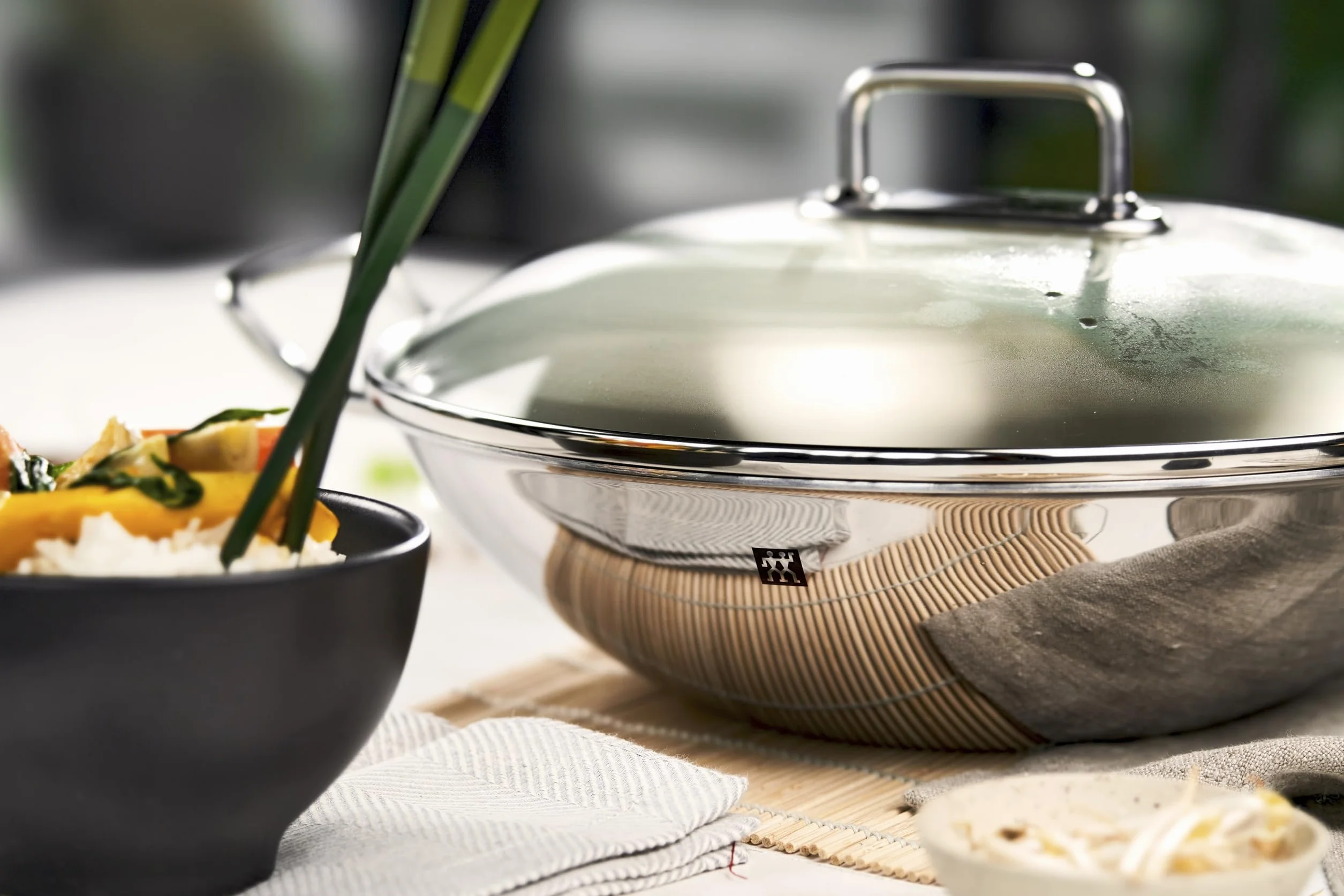ZWILLING Wok, Inkl. Glasdeckel und herausnehmbaren Gittereinsatz, Induktionsgeeignet, Ø 32 cm, Edelstahl, Plus