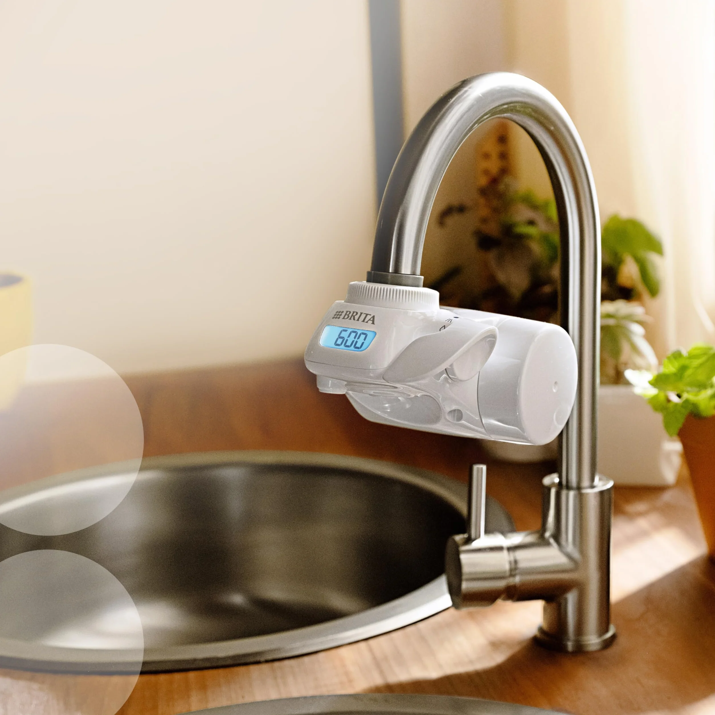 BRITA Filtr wody ON TAP Pro V-MF do kranu z 1 wkładem filtracyjnym (600l) - redukuje 99,99% bakterii, chloru, mikrotworzyw sztucznych i metali ciężkich /cyfrowy wyświetlacz LCD pokazuje pozostałą pojemność
