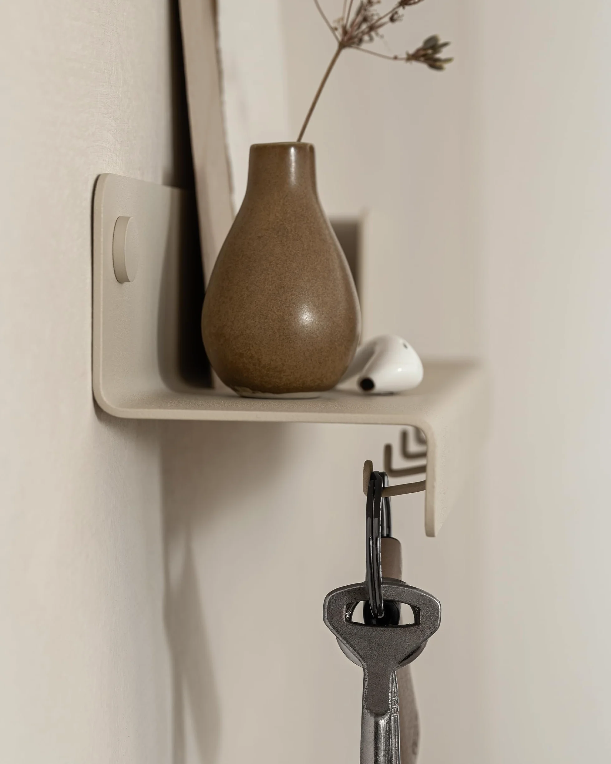 KAZAI. Wieszak na klucze 'Holmsen' | Minimalistyczny design wieszaków na klucze z Berlina | Nowoczesny uchwyt z metalową półką | Tablica jako mebel przedpokoju na ścianę | Taupe Piaskowy