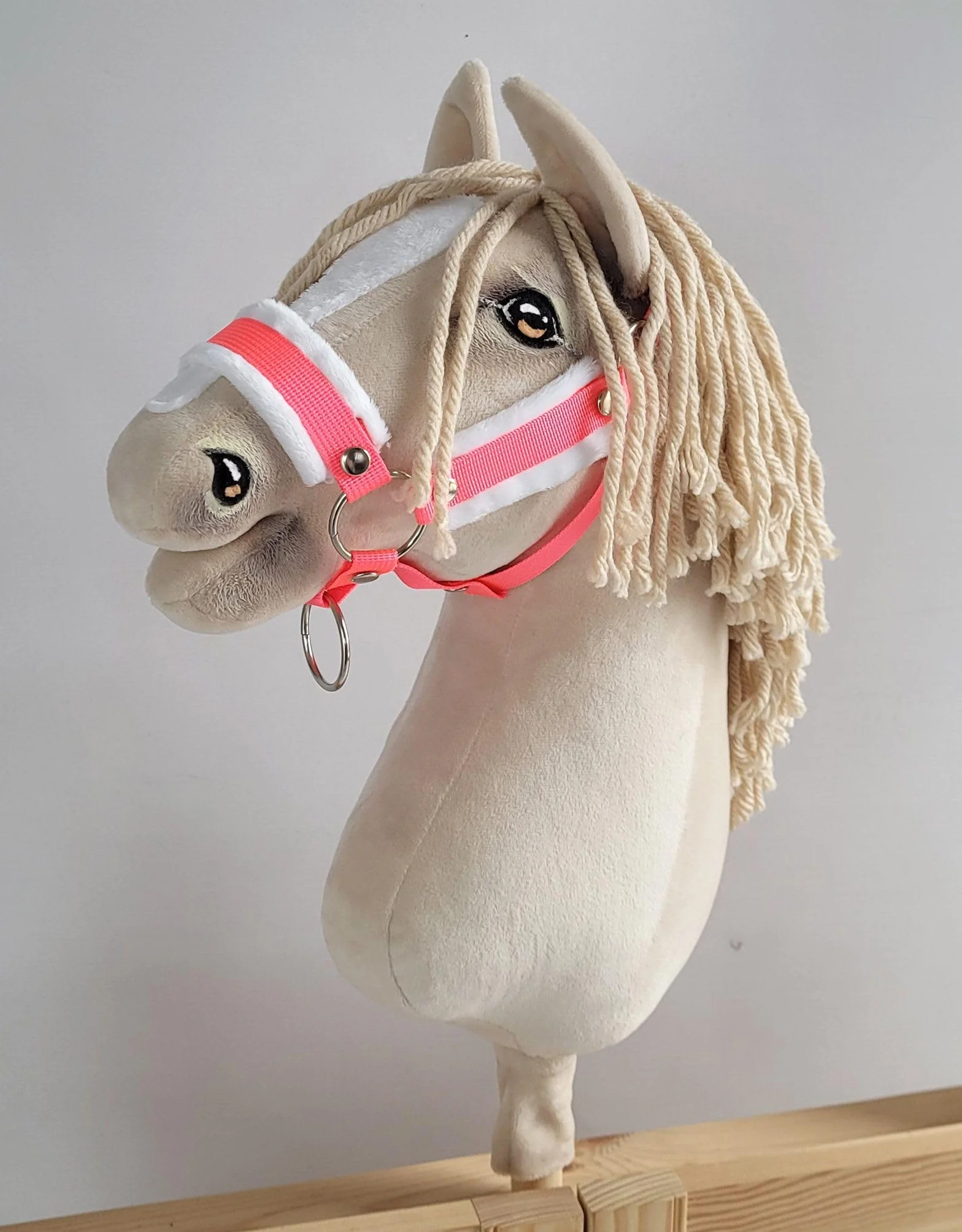 Zestaw do Hobby Horse: kantar A3 z białym futerkiem + uwiąz ze sznurka - neon-pink/biały