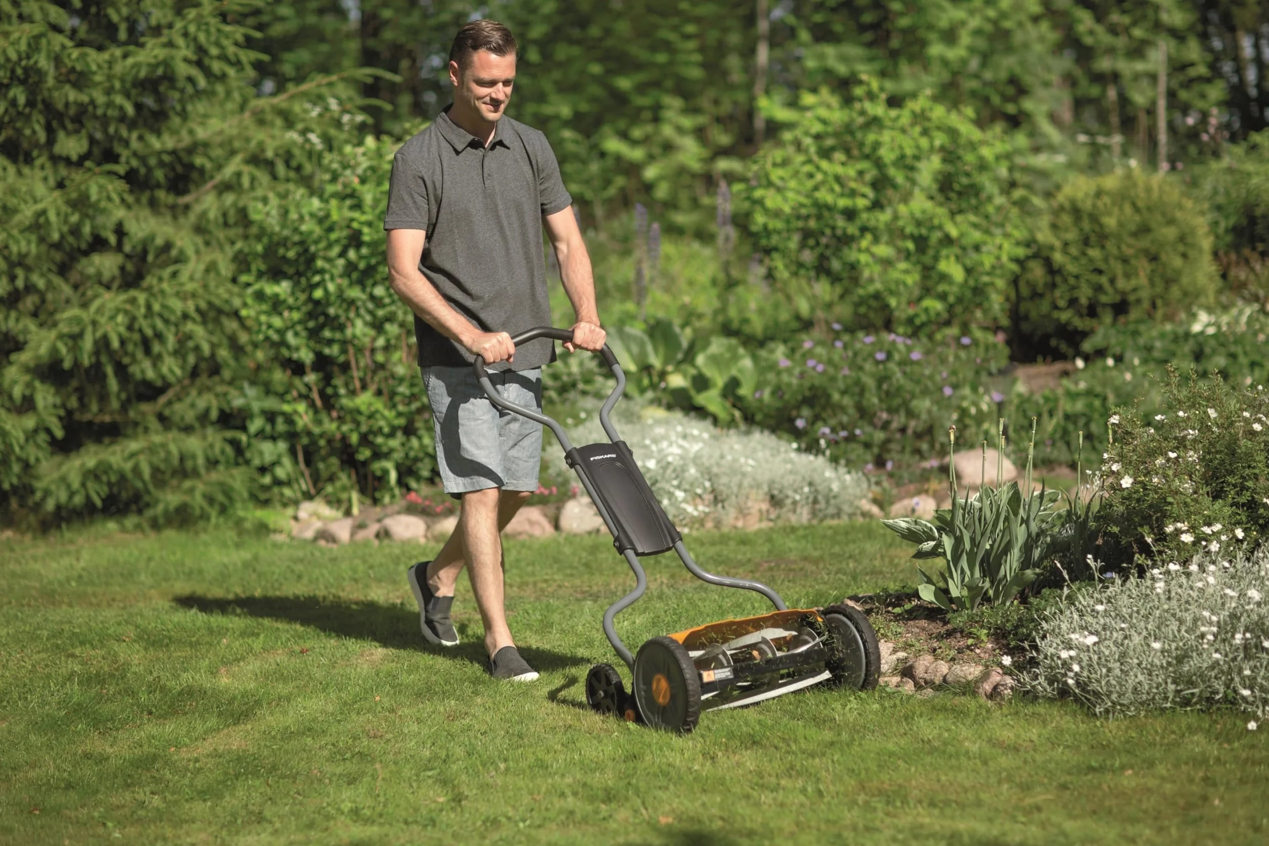 Fiskars Kosiarka bębnowa, Do trawy z bezkontaktowym systemem tnącym, Szerokość koszenia: 43 cm, StaySharp Plus, Czarna/ pomarańczowa/ srebrna, 1015649