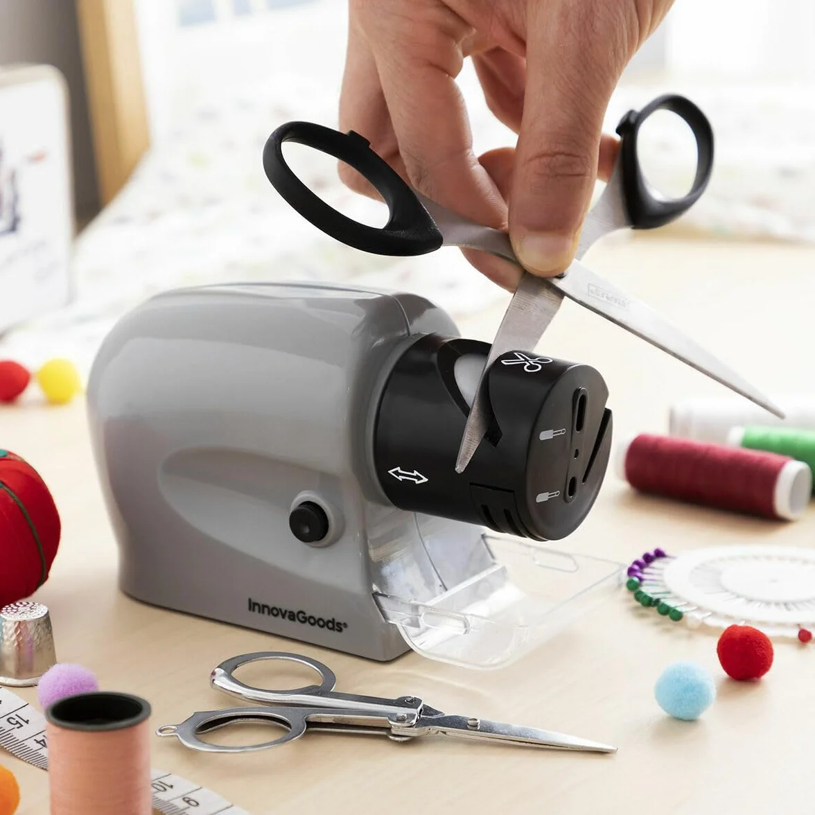InnovaGoods® Elektryczny wielofunkcyjny ostrzak 6 w 1 ESharp, szybko i łatwo ostrzy Twoje noże i narzędzia, posiada 6 wymiennych głowic, idealny do użytku domowego i warsztatowego.