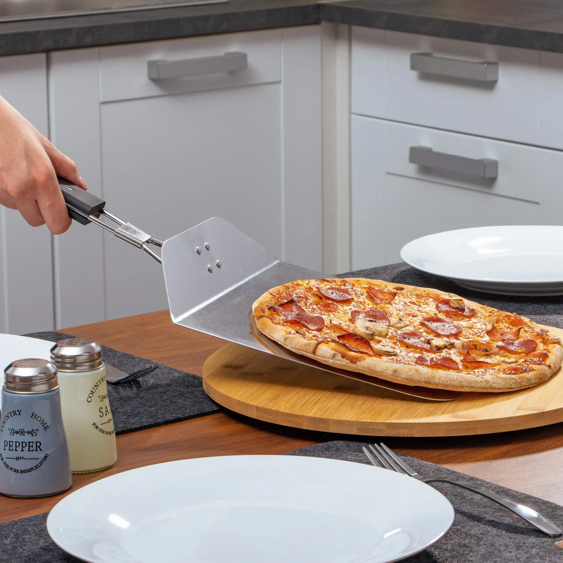 COM-FOUR® skórka do pizzy wykonana ze stali nierdzewnej 430 - podnosnik do pizzy i ciast z drewnianym uchwytem - skórka do pizzy do pizzy, tarte - skladany uchwyt (srebrny/czarny - kanciasty)
