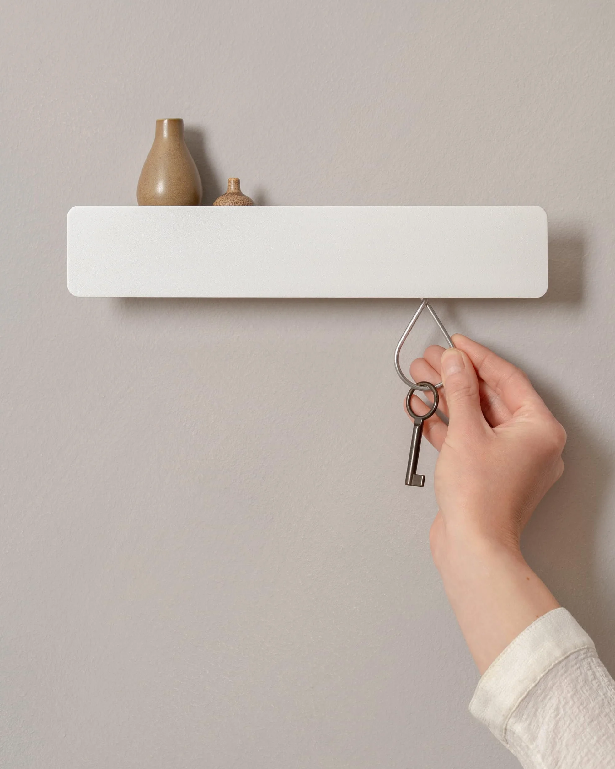 Kazai. Tablica na klucze 'Kian' | Minimalistyczny design haka z Berlina | Nowoczesny metalowy uchwyt z półką | Regał jako mebel do przedpokoju na ścianę | Biały