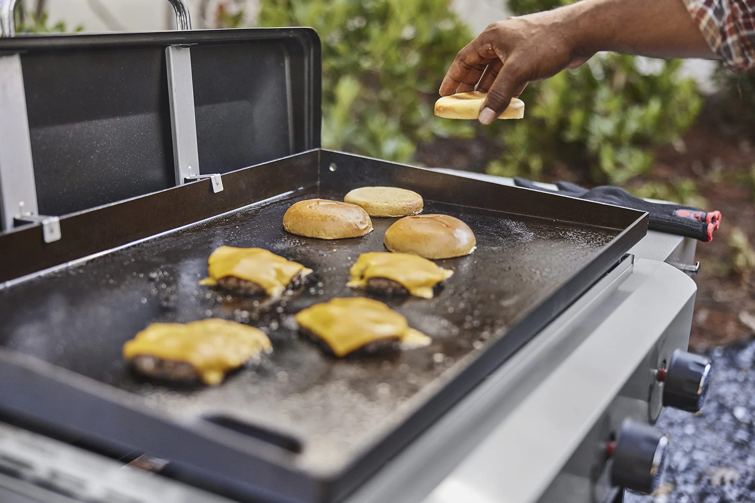 Weber Prasa do hamburgerów do płyt grillowych, idealna do Smashburgerów, z żeliwa, z falistym wzorem - zapobiega przywieraniu - Czarny (6785)